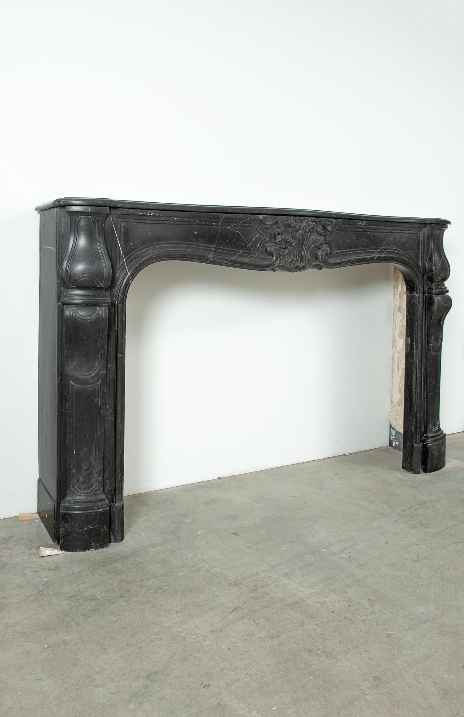 Large Louis XV Fireplace Mantel In Good Condition For Sale In Haarlem, Noord-Holland