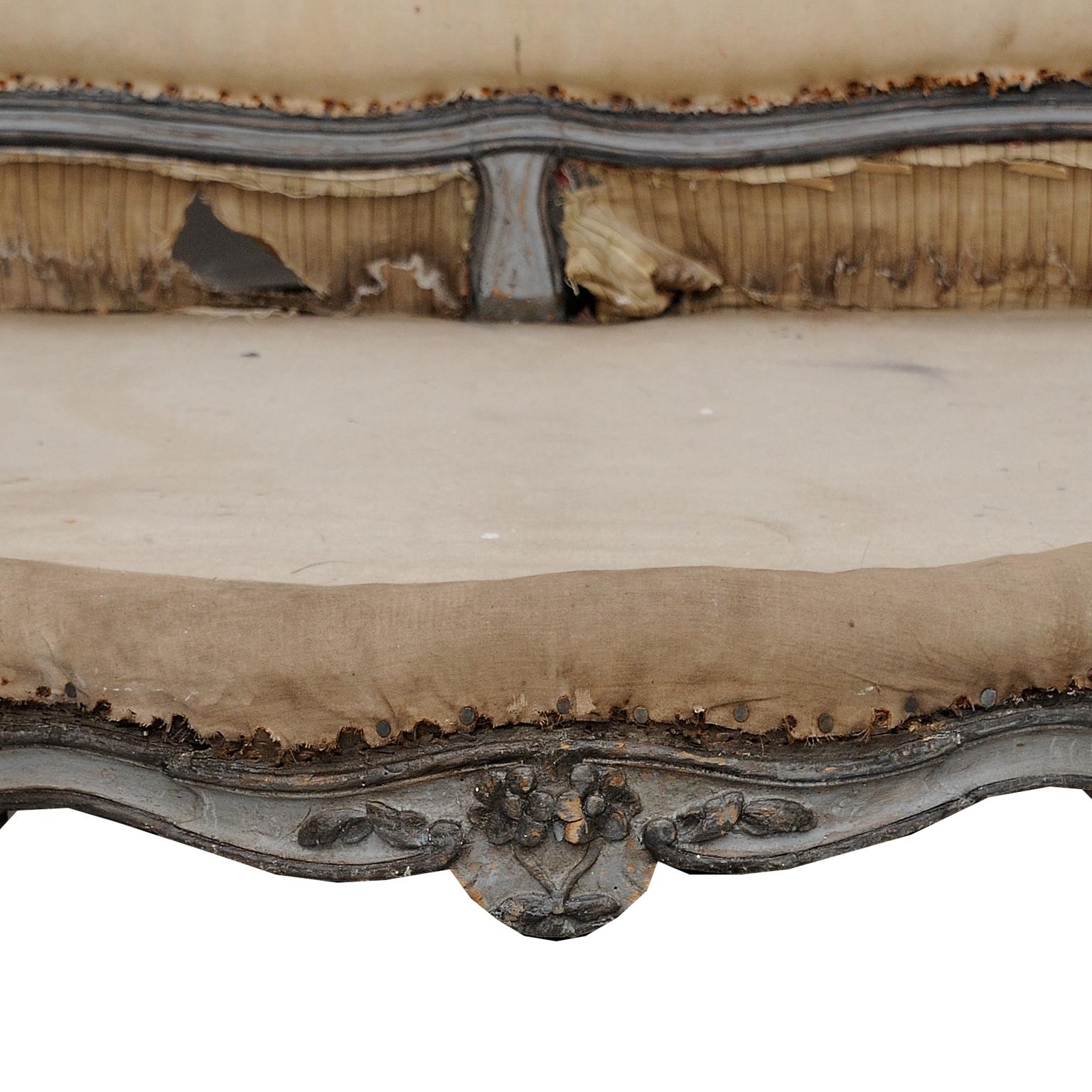 Large Louis XV Period Painted Sofa, circa 1760 (Geschnitzt) im Angebot