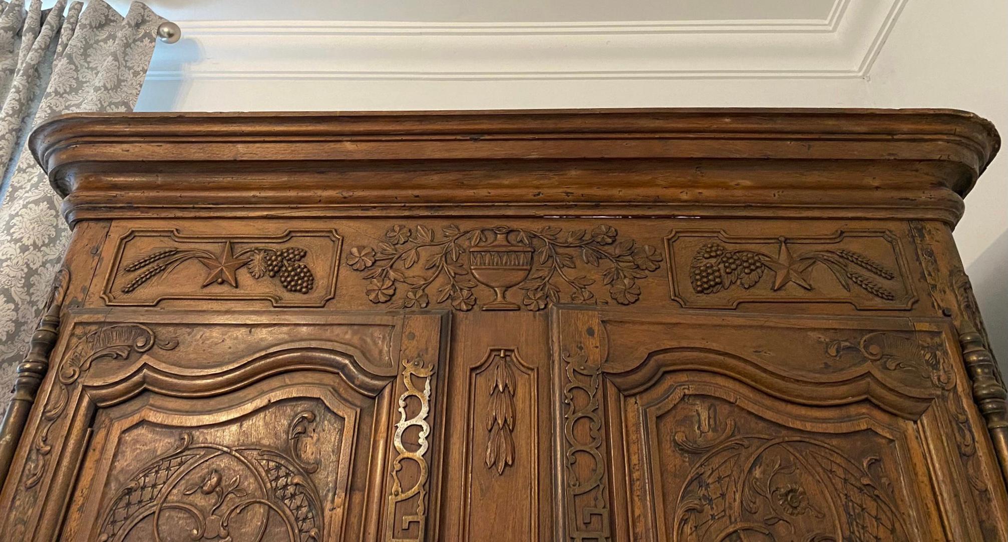 Grande armoire d'époque Louis XV Provençale richement sculptée 18ème - France en vente 4