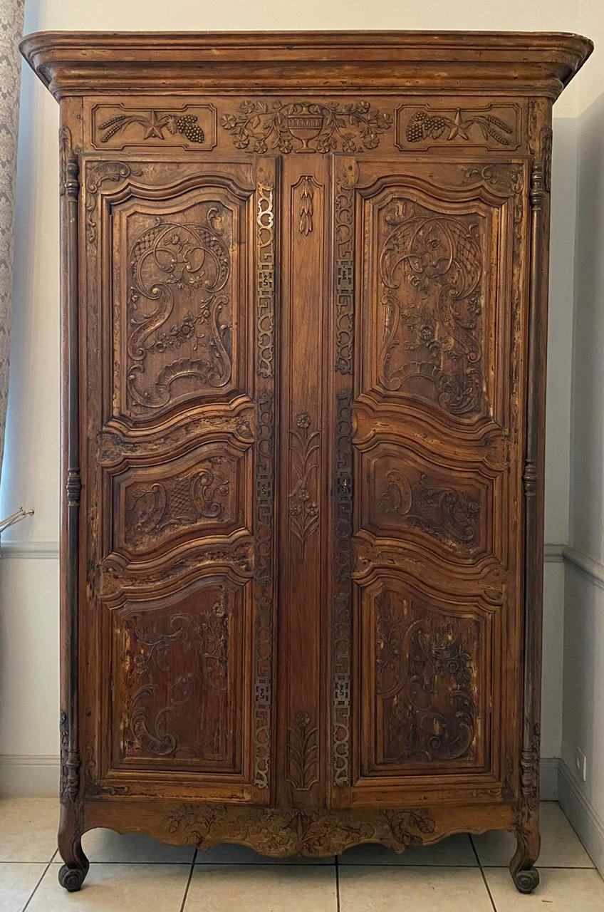 Marqueterie Grande armoire d'époque Louis XV Provençale richement sculptée 18ème - France en vente