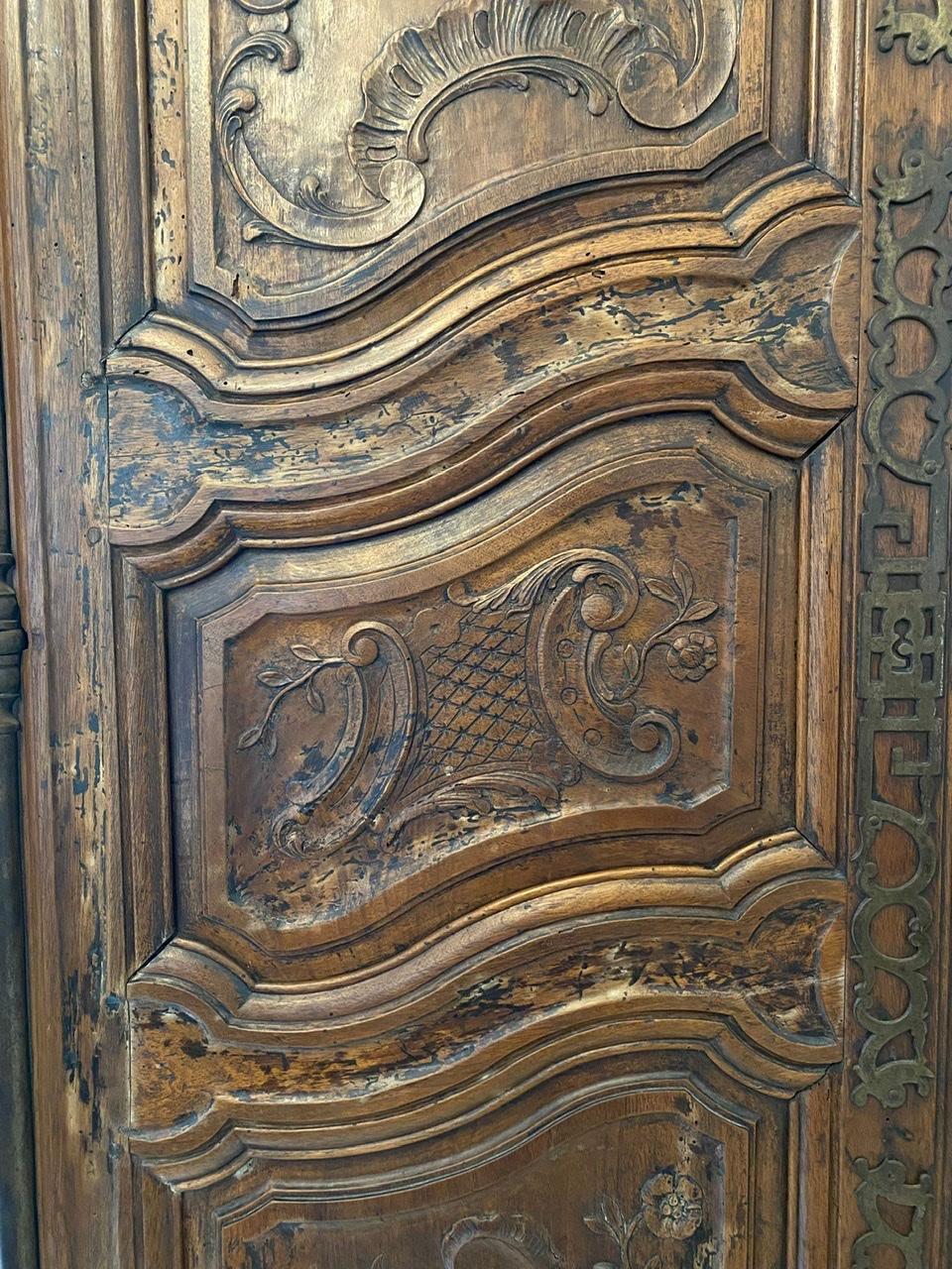 Grande armoire d'époque Louis XV Provençale richement sculptée 18ème - France Bon état - En vente à Beuzevillette, FR