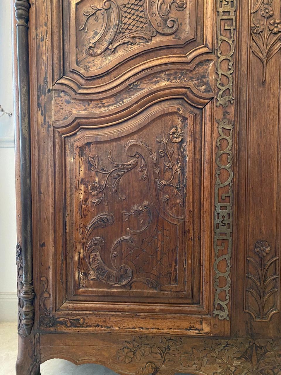 Bois Grande armoire d'époque Louis XV Provençale richement sculptée 18ème - France en vente