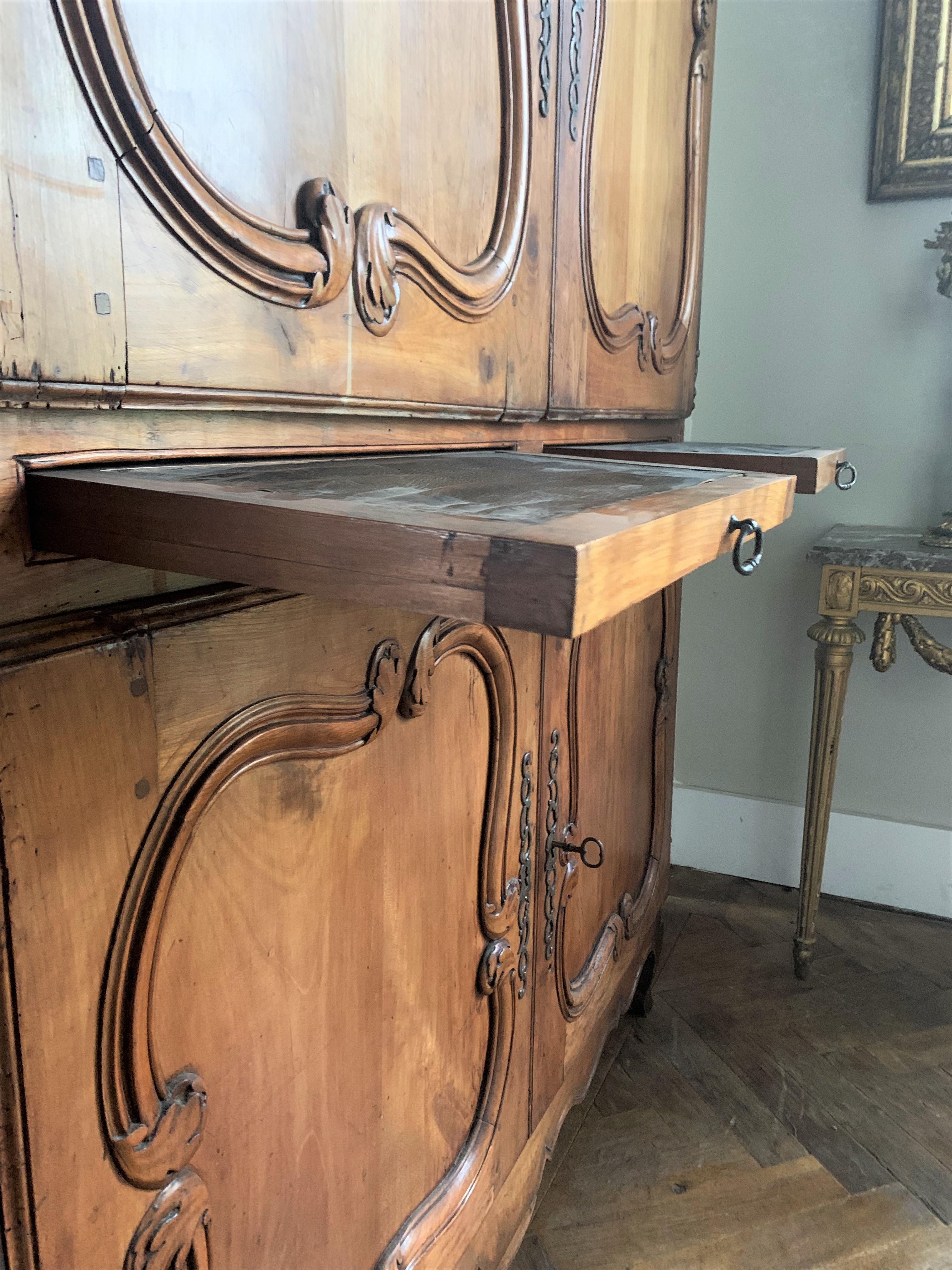 Large Louis XV Provencal Sideboard circa 1750 In Good Condition For Sale In Beuzevillette, FR