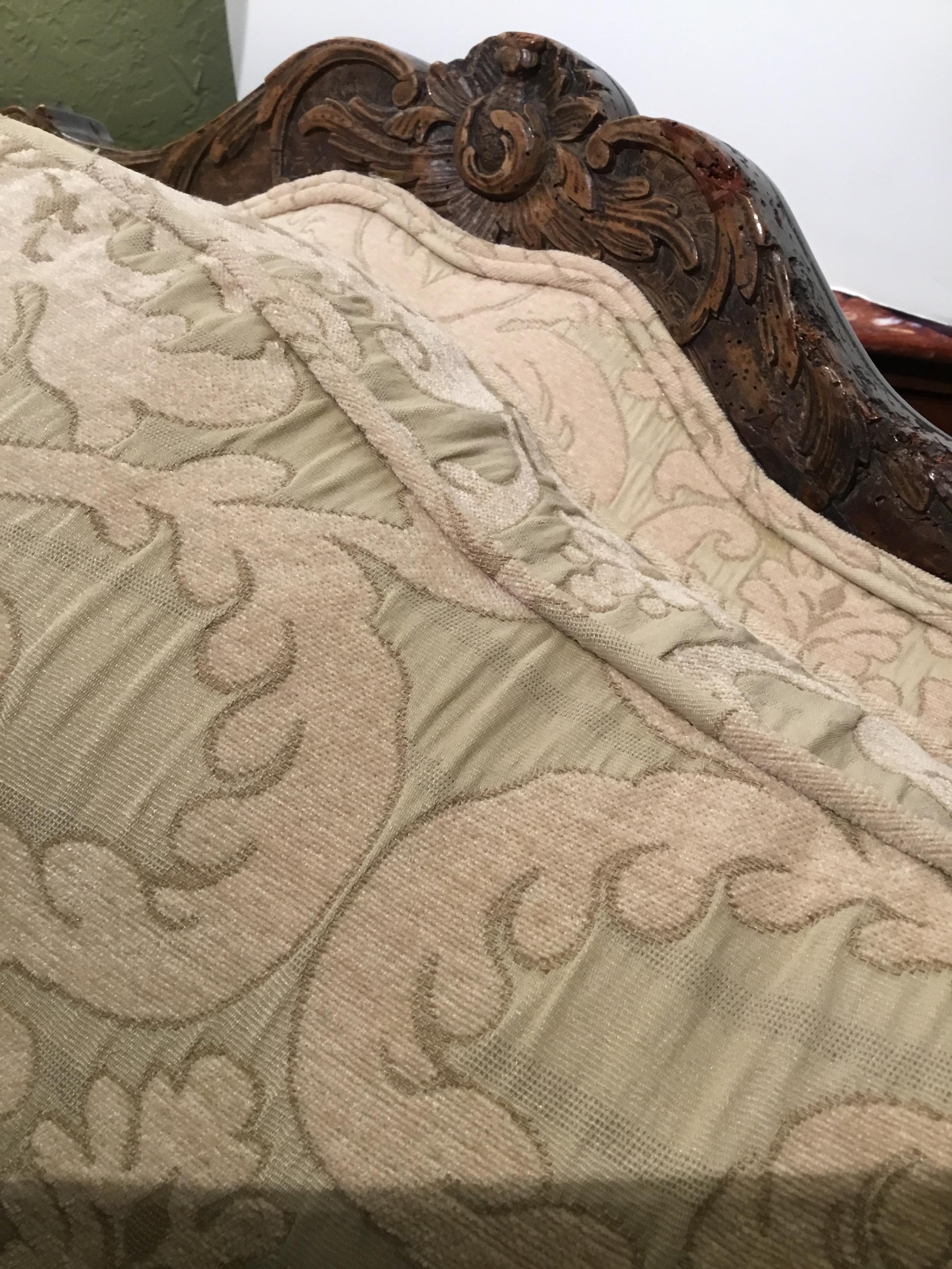 Large Louis XV Rococo Style Carved Walnut, Early 19th Century Chaise Lounge In Good Condition In Houston, TX