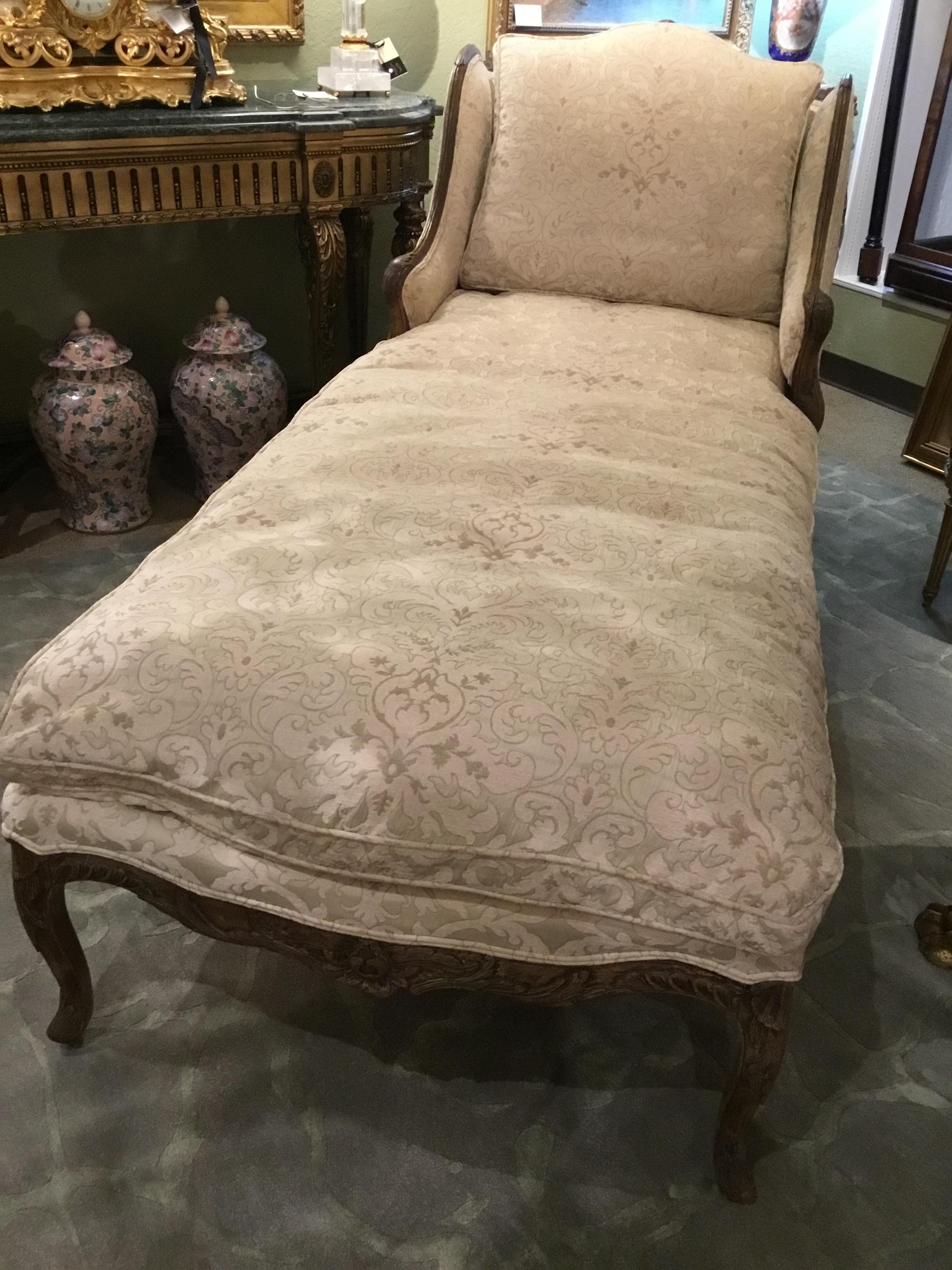 Large and very comfortable chaise lounge with down filling. The serpentine crest rail is flanked by
Delicate wings carved with acanthus fluidly continuing down to handles and arm supports. The body is supported on an undulating apron of carved