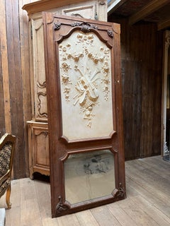 Grand miroir Trumeau en bois sculpté et stuc à motifs musicaux de style Louis XV