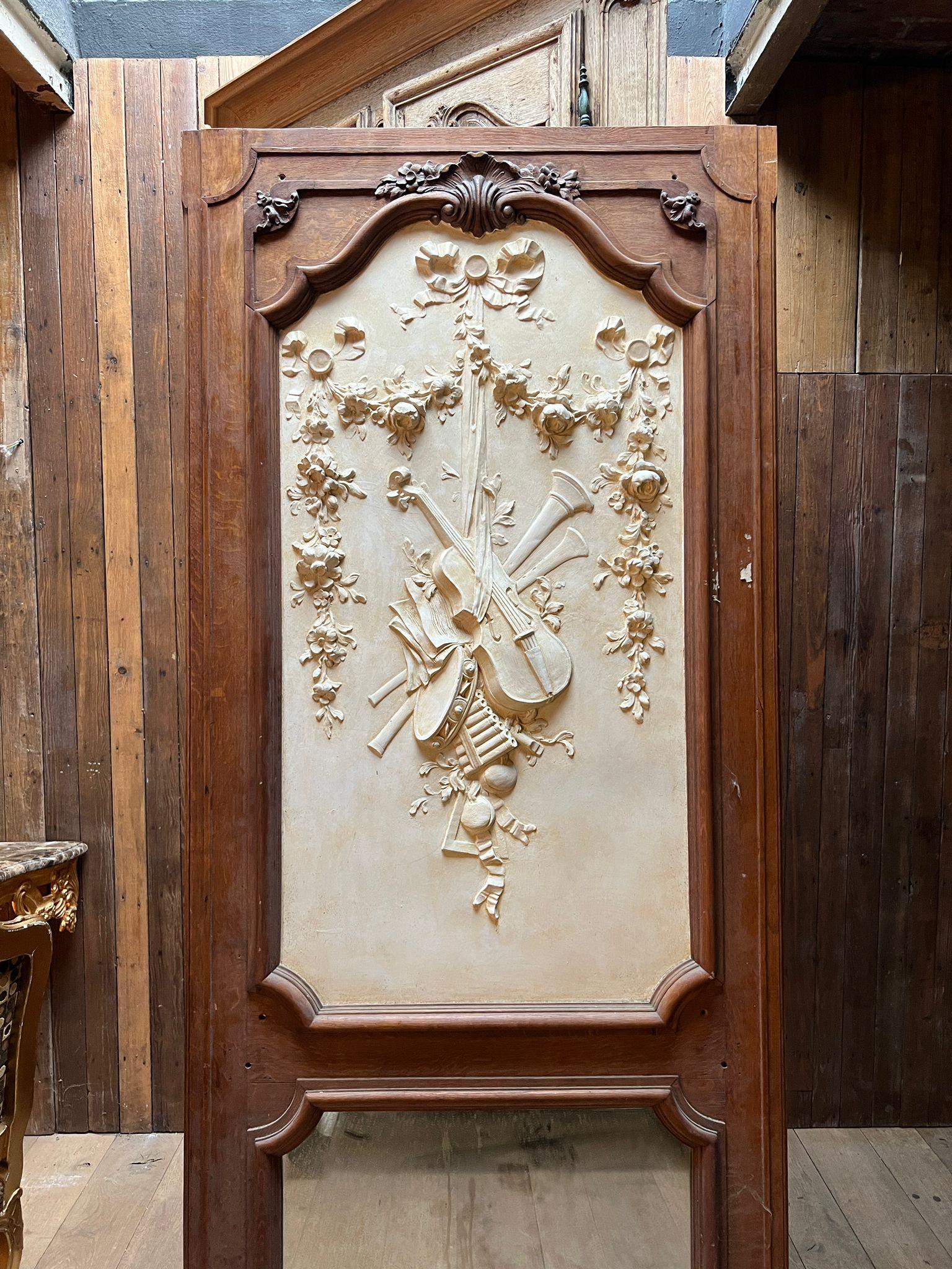Grande specchio Trumeau in stile Luigi XV in legno intagliato e stucco con motivi musicali In condizioni buone in vendita a TOURCOING, FR