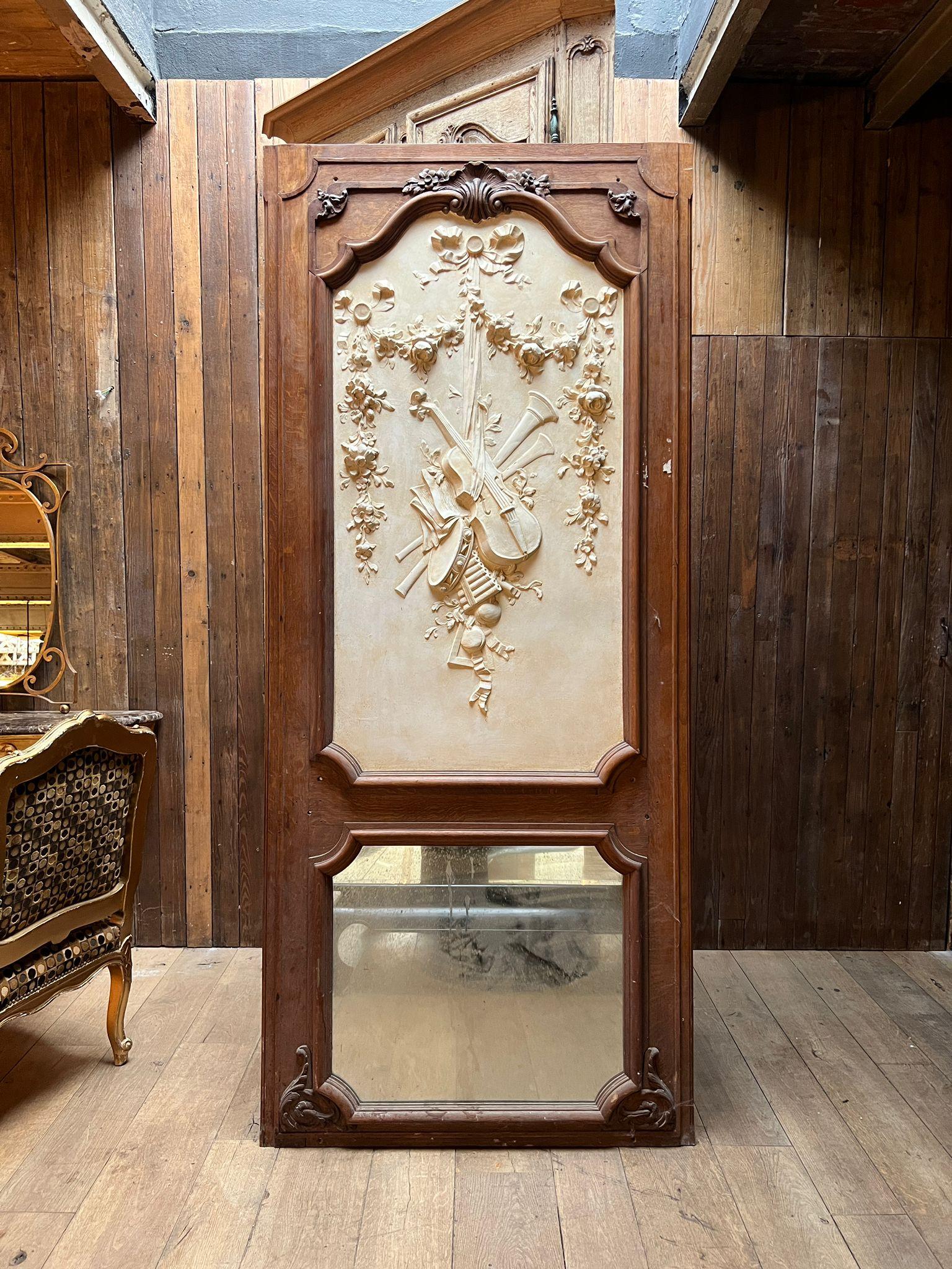 Specchio Grande specchio Trumeau in stile Luigi XV in legno intagliato e stucco con motivi musicali in vendita