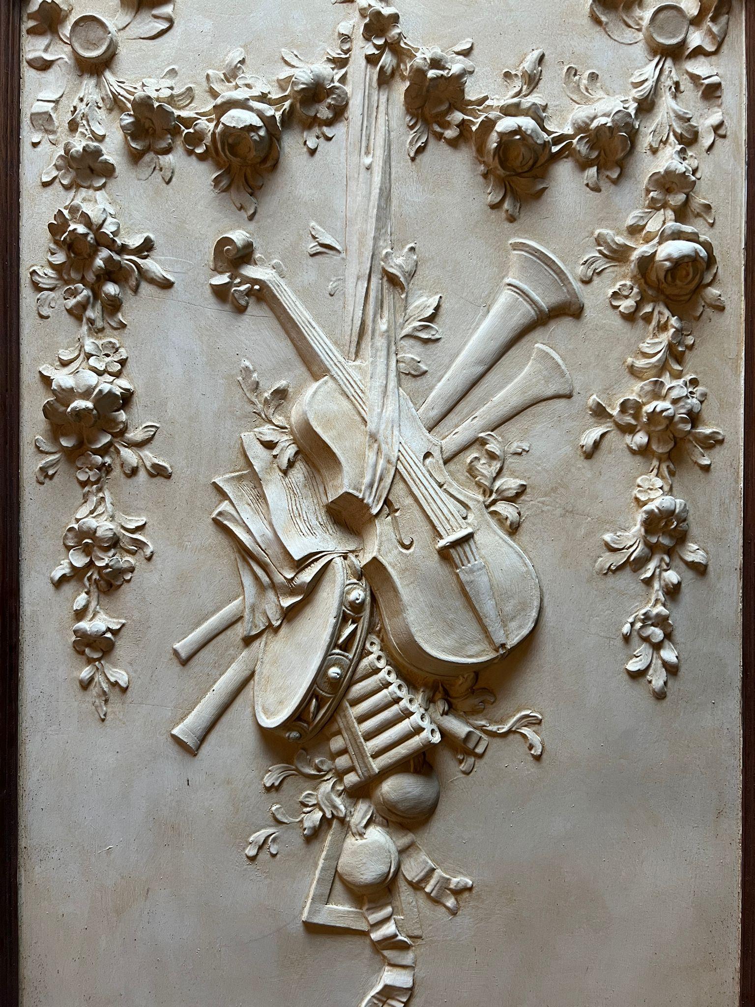 Grande specchio Trumeau in stile Luigi XV in legno intagliato e stucco con motivi musicali in vendita 1