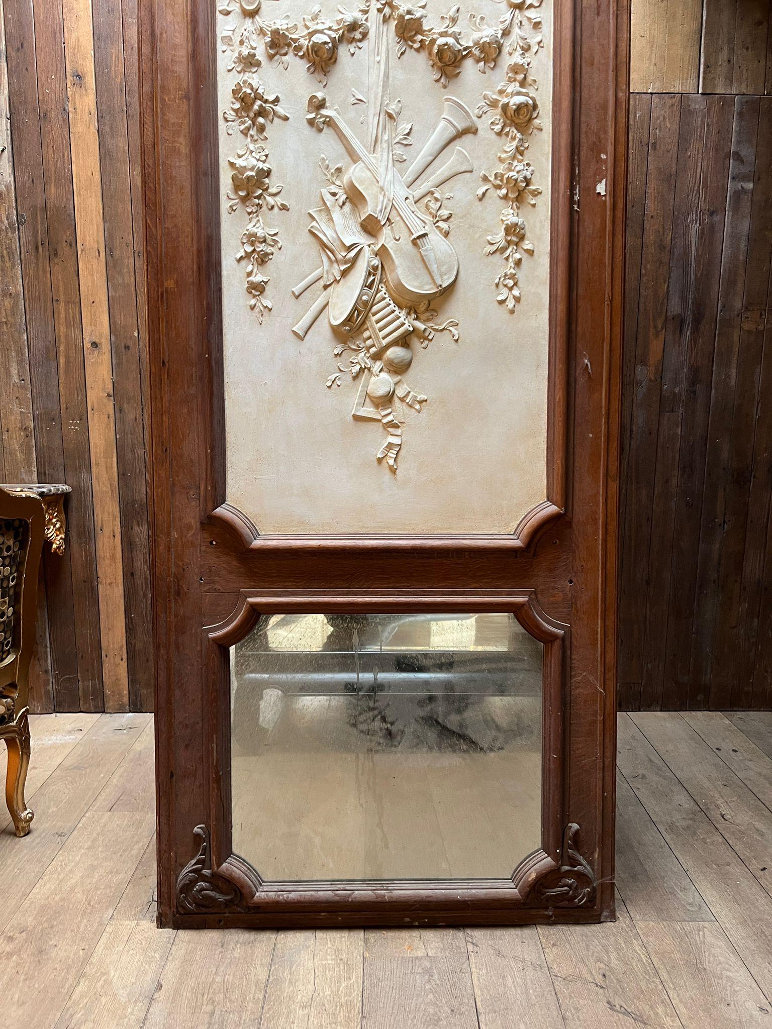 Grande specchio Trumeau in stile Luigi XV in legno intagliato e stucco con motivi musicali in vendita 2