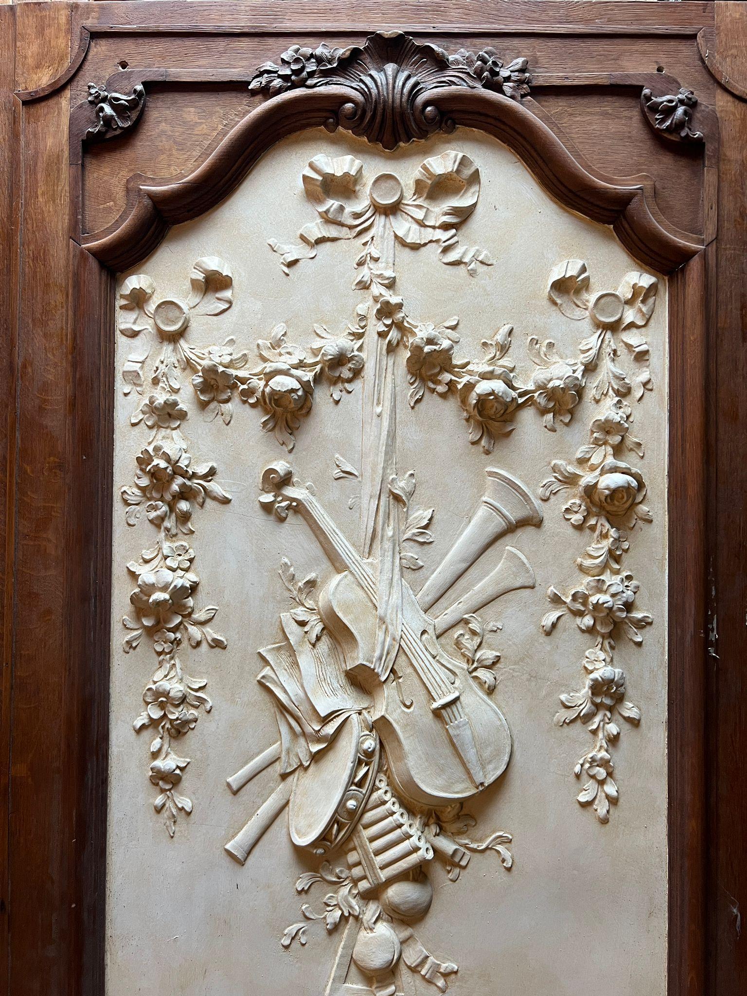 Grande specchio Trumeau in stile Luigi XV in legno intagliato e stucco con motivi musicali in vendita 3