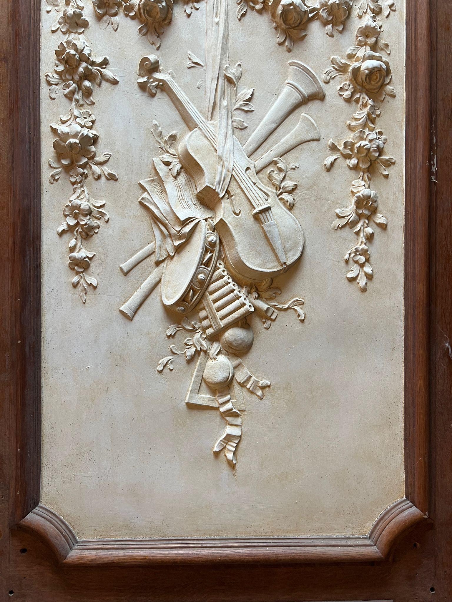 Grande specchio Trumeau in stile Luigi XV in legno intagliato e stucco con motivi musicali in vendita 4