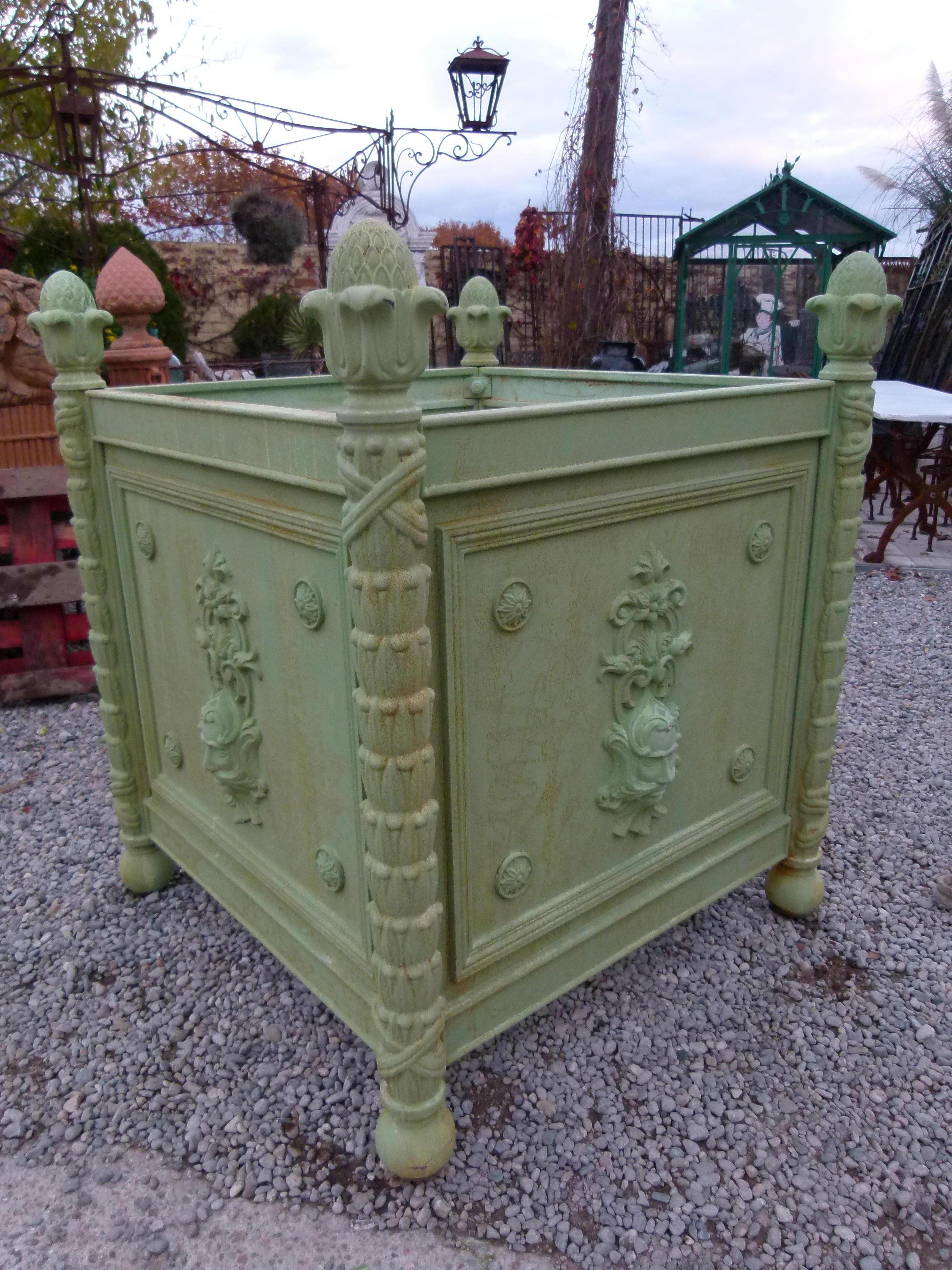 Large Louis XV style cast iron jardinières from Chateau de la Brodiere, (France)
Ideal for Parks and large gardens.
Weight: 650 Kg (1433 lbs). It can be dismounted to be send on a  standart pallet.



                