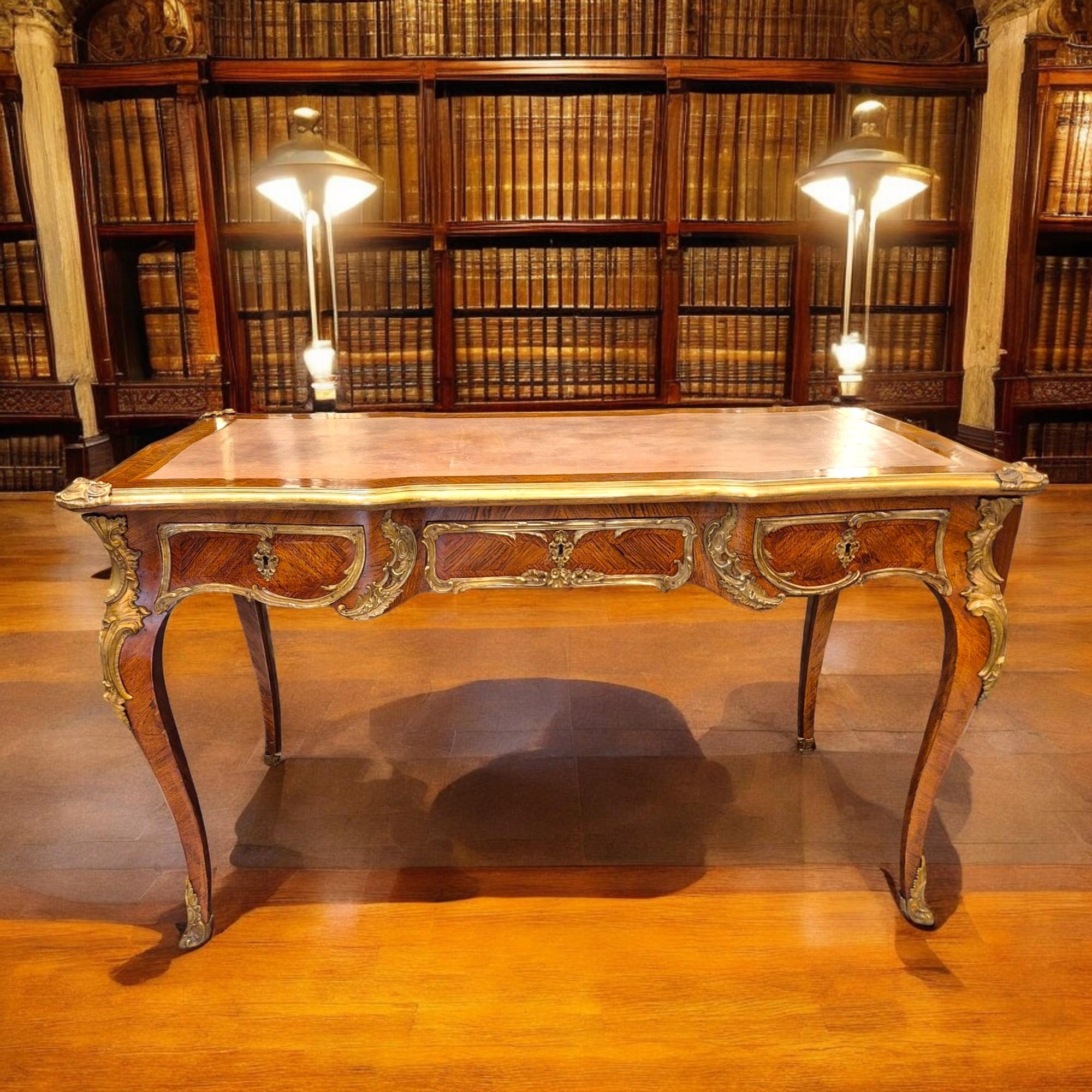 Large Louis XV-style 19th-century flat desk in solid beech veneer with inlay, opening with three drawers including a central drawer in the waistband with floral bronze fittings and resting on four curved legs.

Double-sided desk simulating false