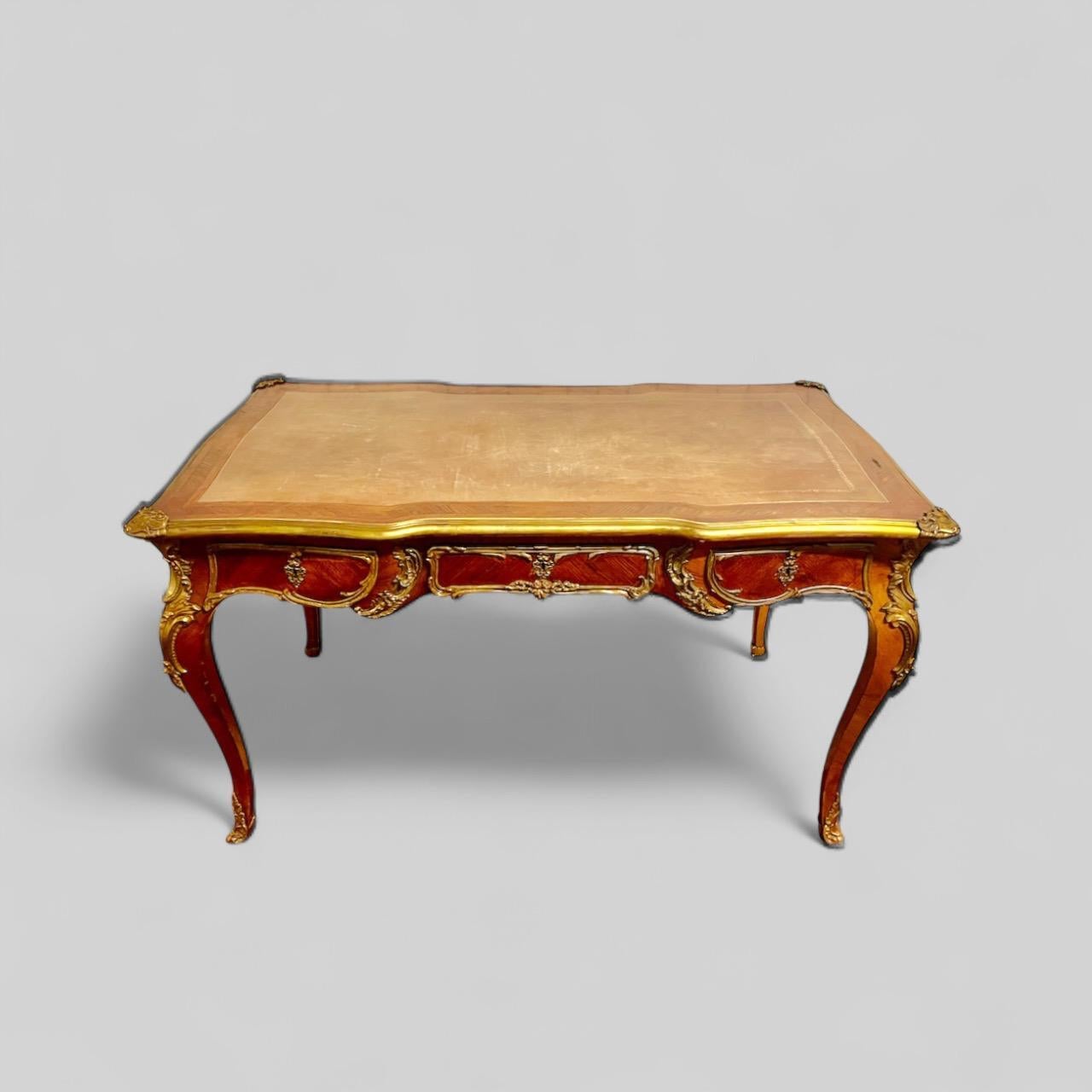 Large Louis XV style flat desk, marquetry and gilt bronze, 19th century work In Good Condition For Sale In NICE, FR
