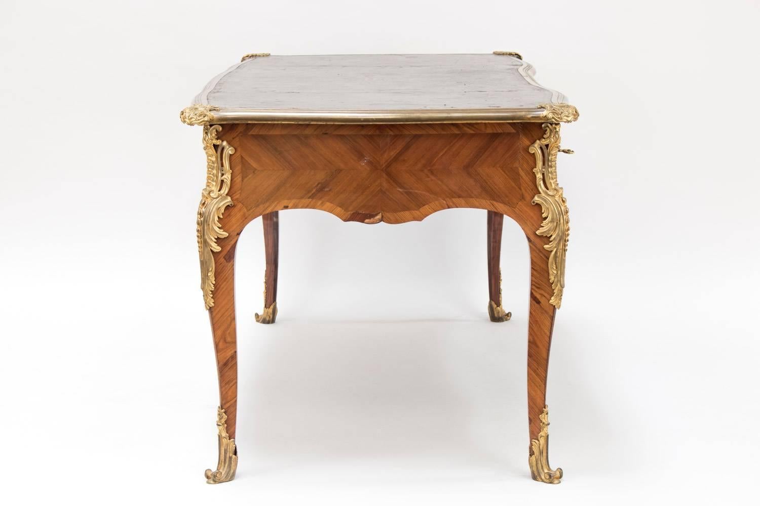 Large Louis XV flat desk opening with three drawers with wood marquetry. This frisage is made with the plank side (