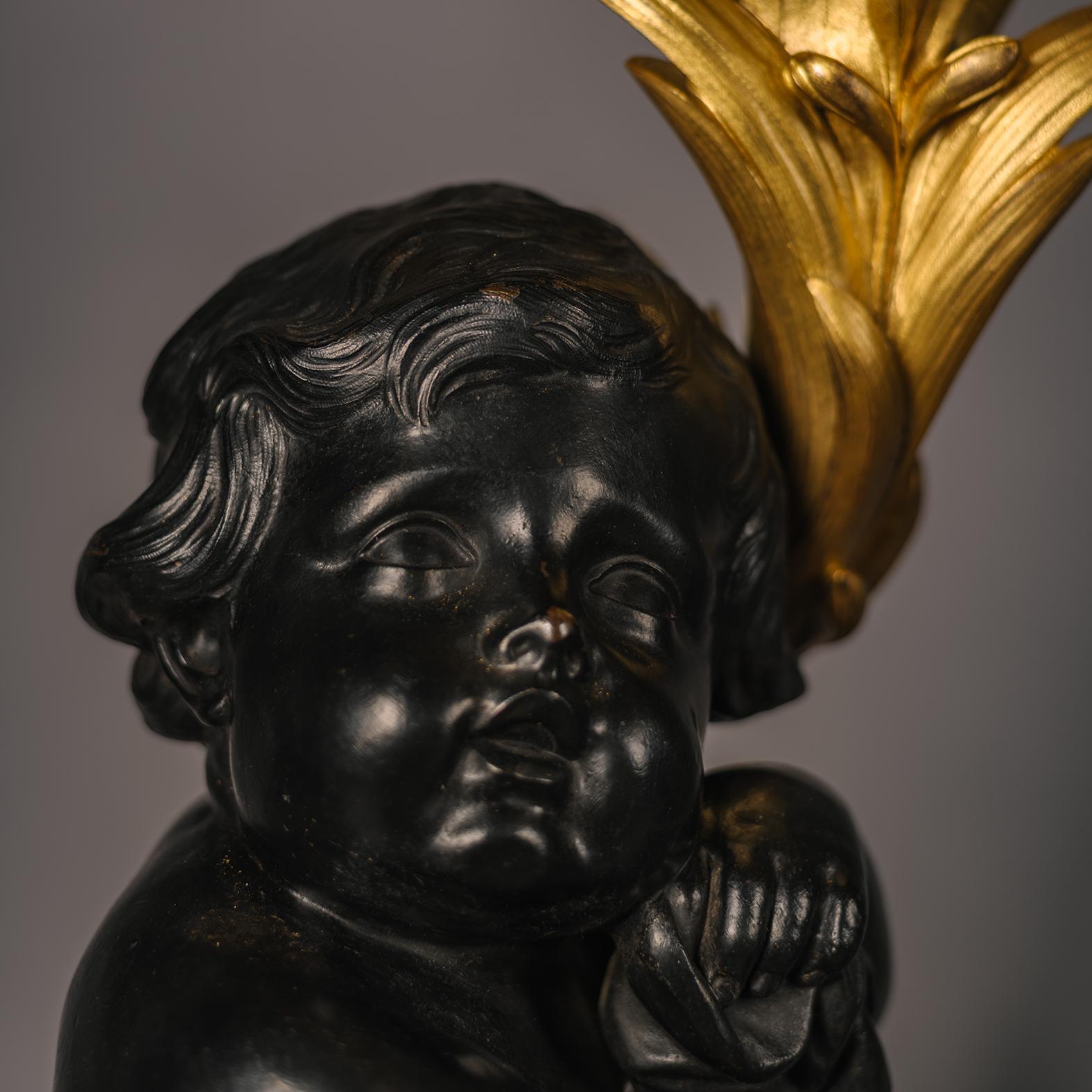 Großer figuraler Kandelaber aus vergoldeter und patinierter Bronze und Marmor im Louis-XV-Stil im Angebot 3