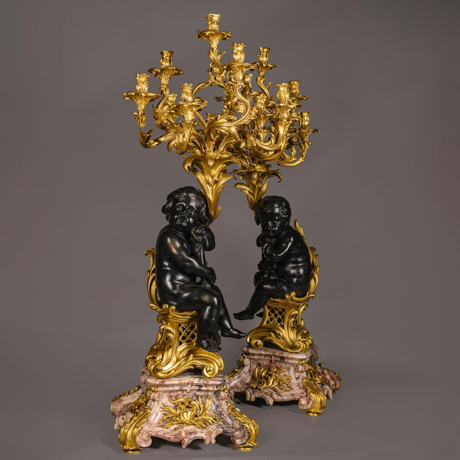 Großer figuraler Kandelaber aus vergoldeter und patinierter Bronze und Marmor im Louis-XV-Stil (Louis XV.) im Angebot