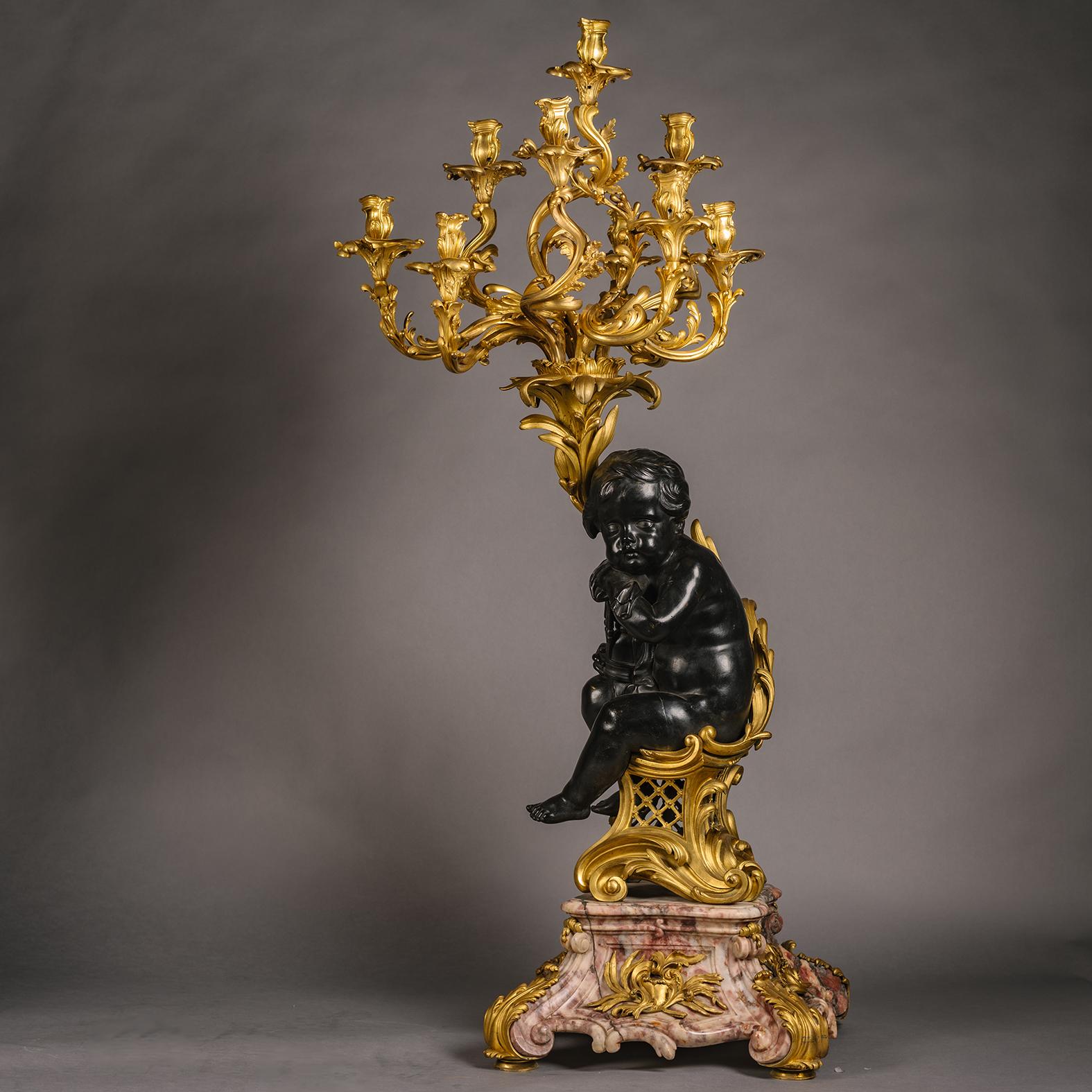 Großer figuraler Kandelaber aus vergoldeter und patinierter Bronze und Marmor im Louis-XV-Stil (Französisch) im Angebot