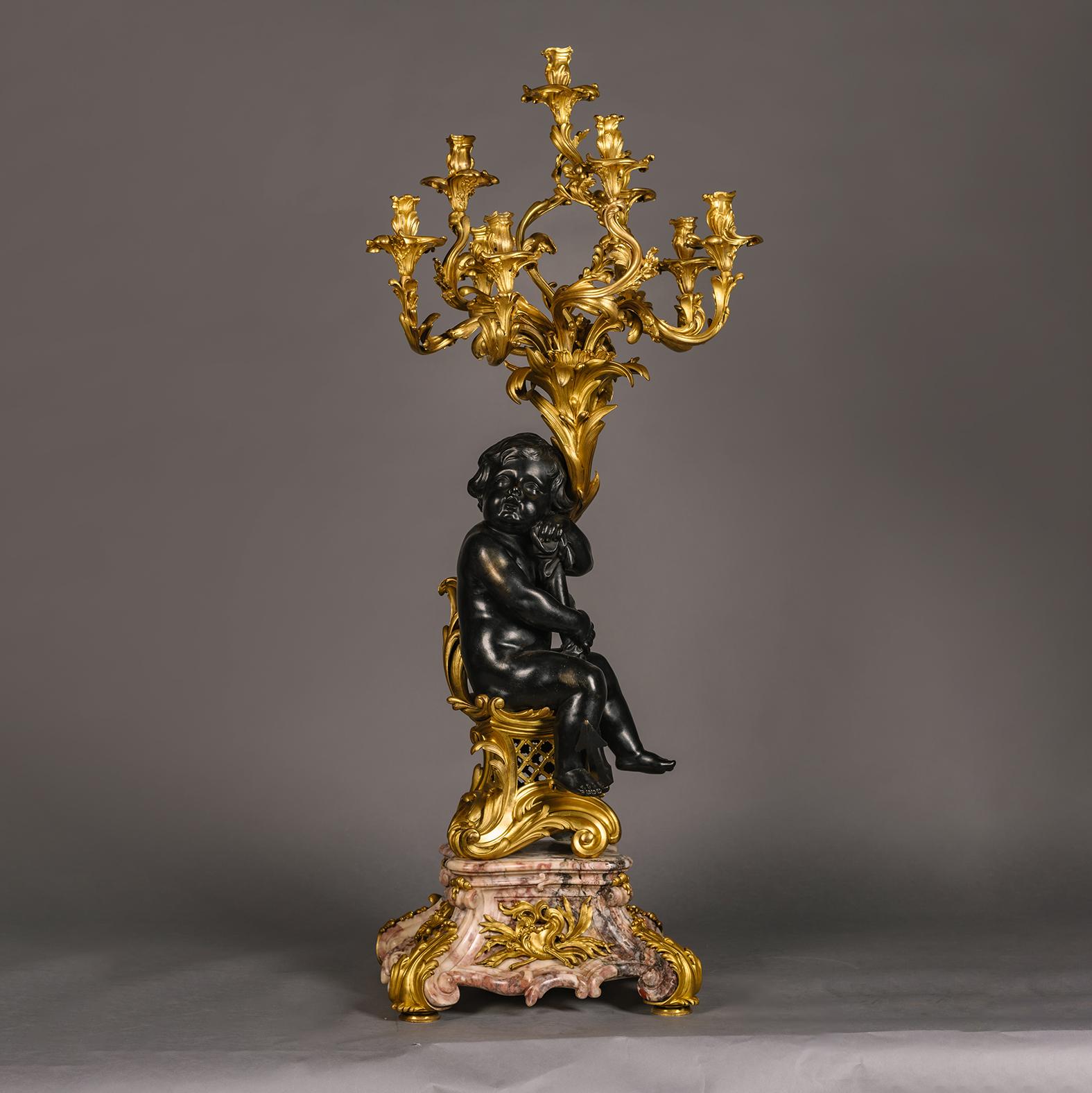 Großer figuraler Kandelaber aus vergoldeter und patinierter Bronze und Marmor im Louis-XV-Stil (Patiniert) im Angebot