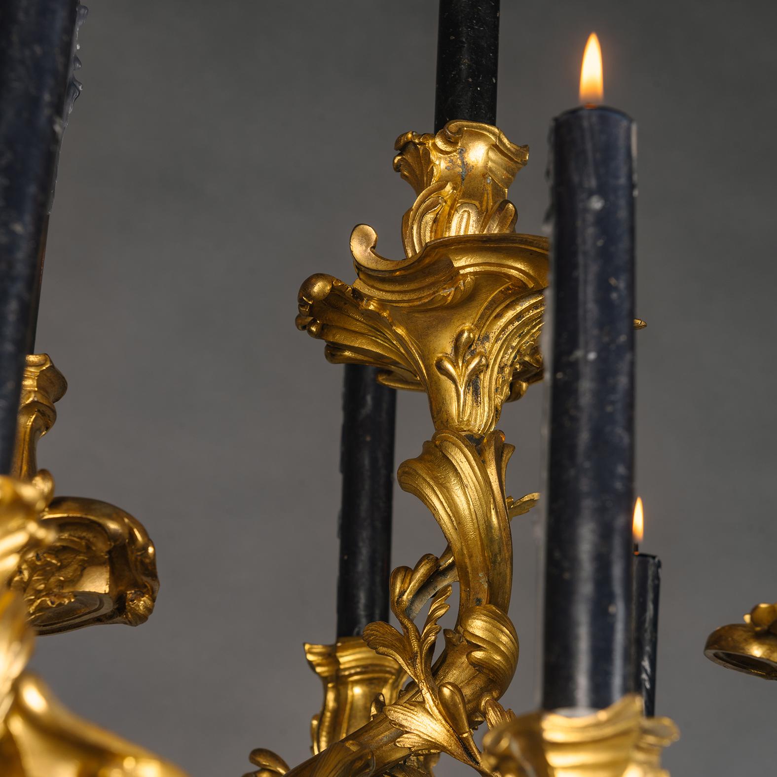 Großer figuraler Kandelaber aus vergoldeter und patinierter Bronze und Marmor im Louis-XV-Stil (19. Jahrhundert) im Angebot