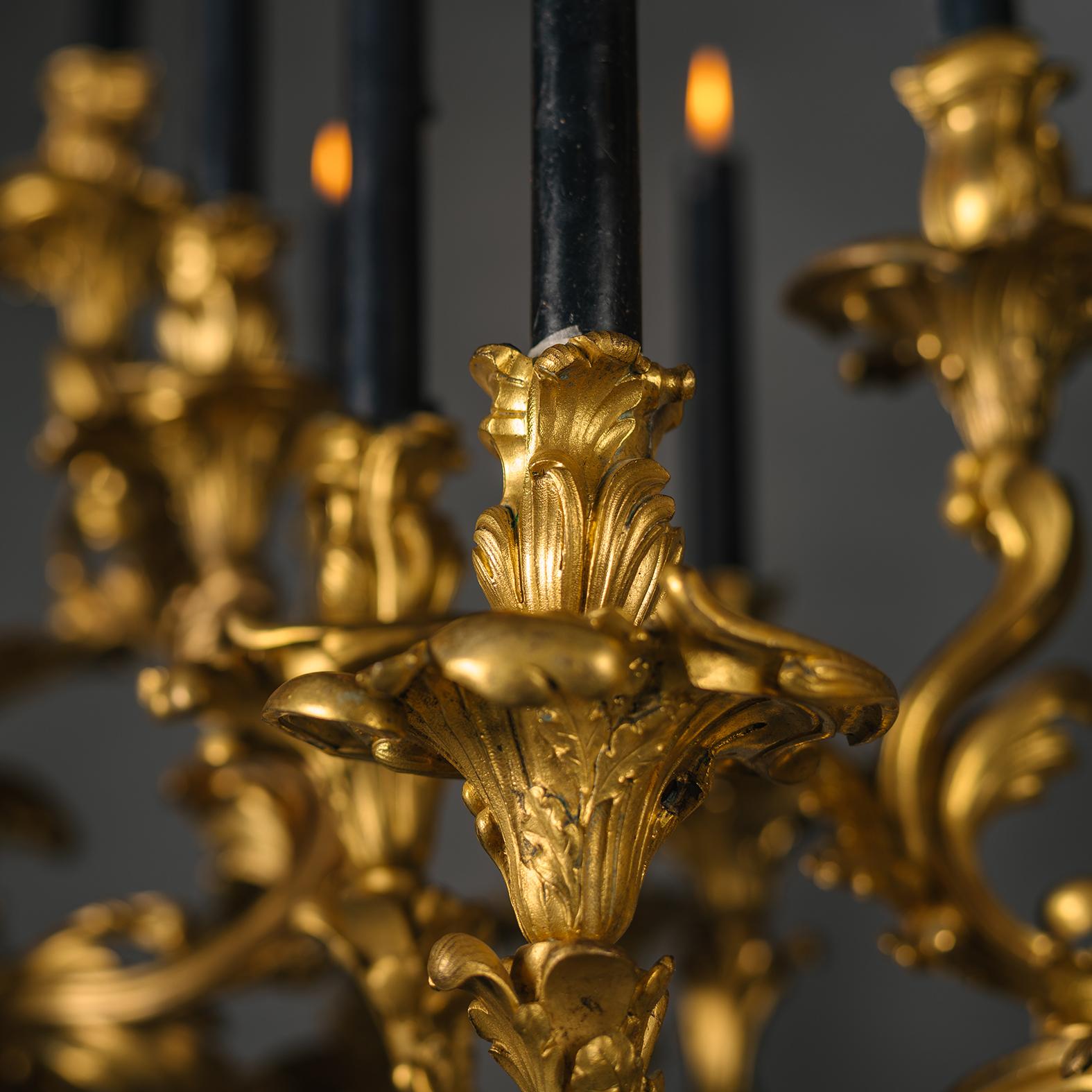 Großer figuraler Kandelaber aus vergoldeter und patinierter Bronze und Marmor im Louis-XV-Stil im Angebot 1