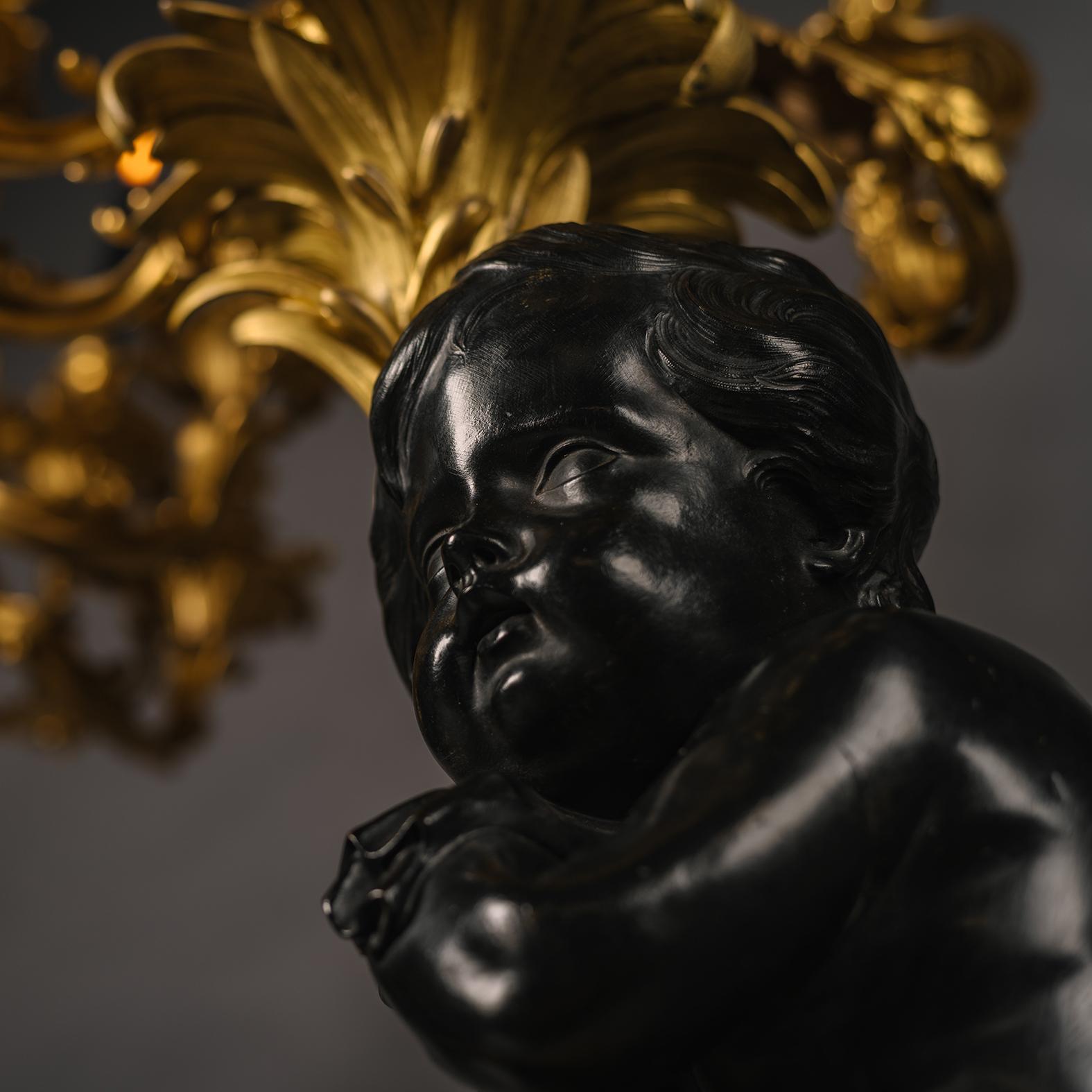 Großer figuraler Kandelaber aus vergoldeter und patinierter Bronze und Marmor im Louis-XV-Stil im Angebot 2