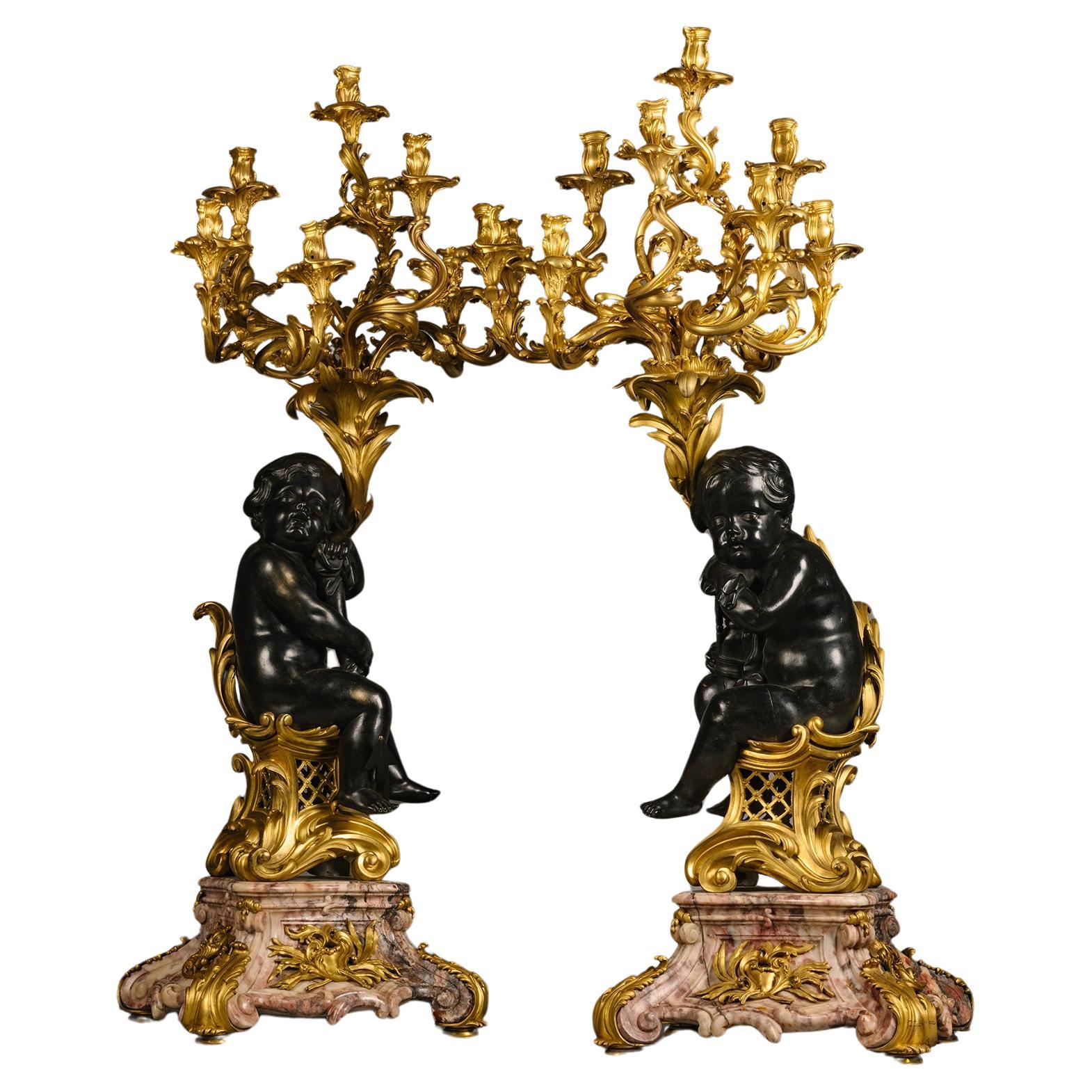Großer figuraler Kandelaber aus vergoldeter und patinierter Bronze und Marmor im Louis-XV-Stil im Angebot