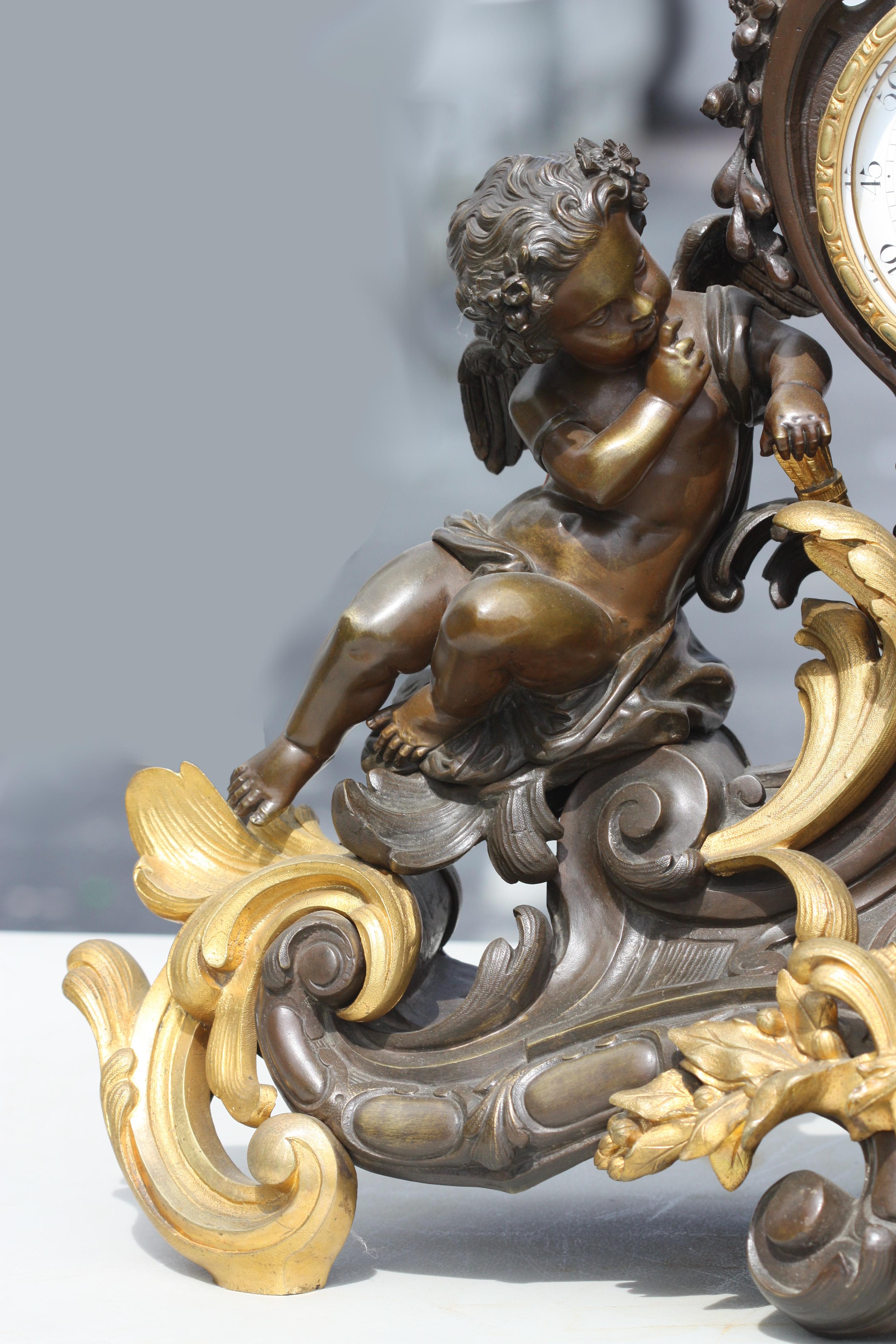 Grande orologio da camino in stile Luigi XV in bronzo patinato e dorato
Circa 1900, Il corpo complessivo con audaci volute e foglie d'acanto al centro di un cartiglio dorato che sostiene due putti con arcate e un corno da caccia, al centro del