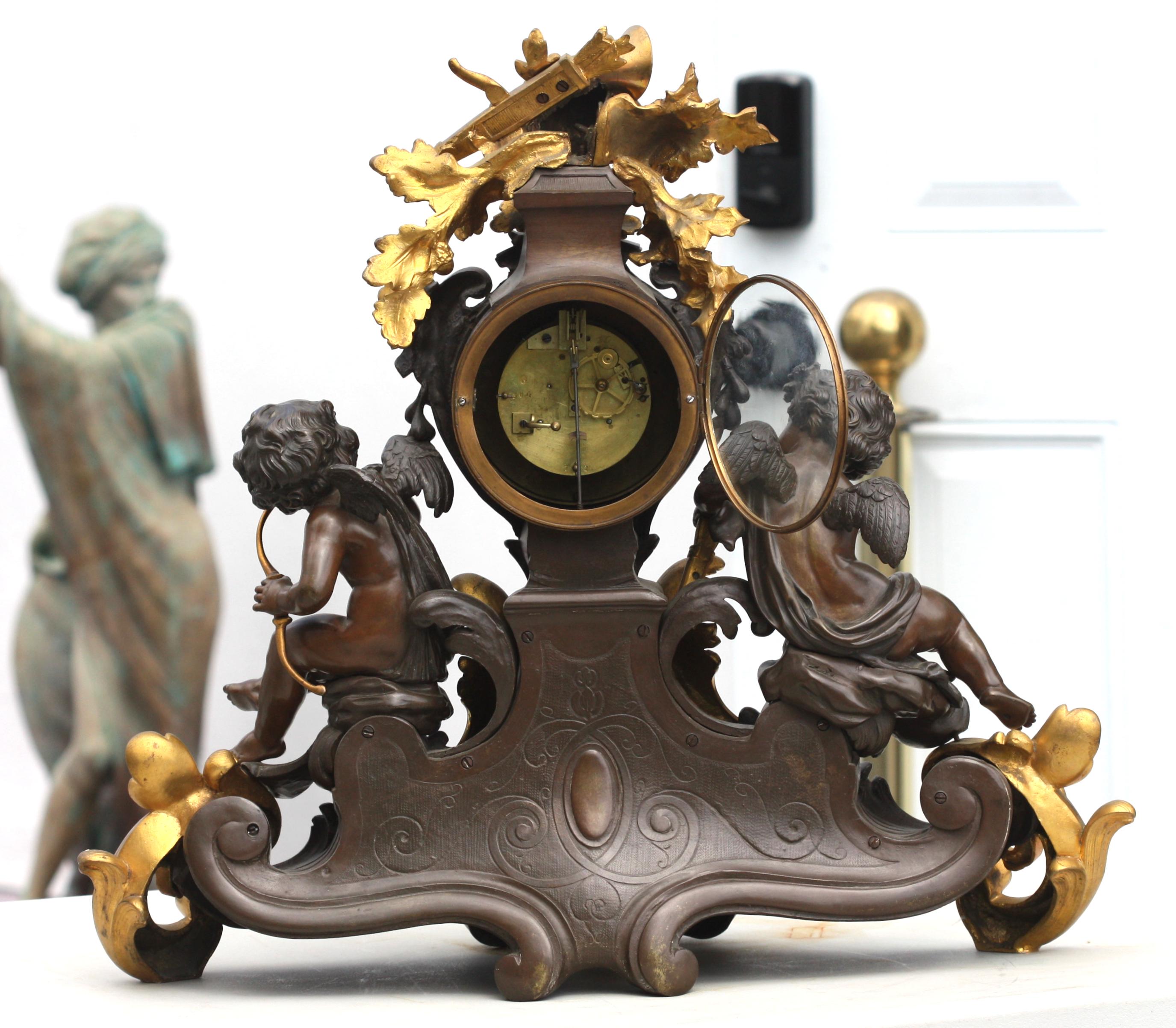 Grande orologio da camino in stile Luigi XV in bronzo patinato e dorato In condizioni buone in vendita a West Palm Beach, FL