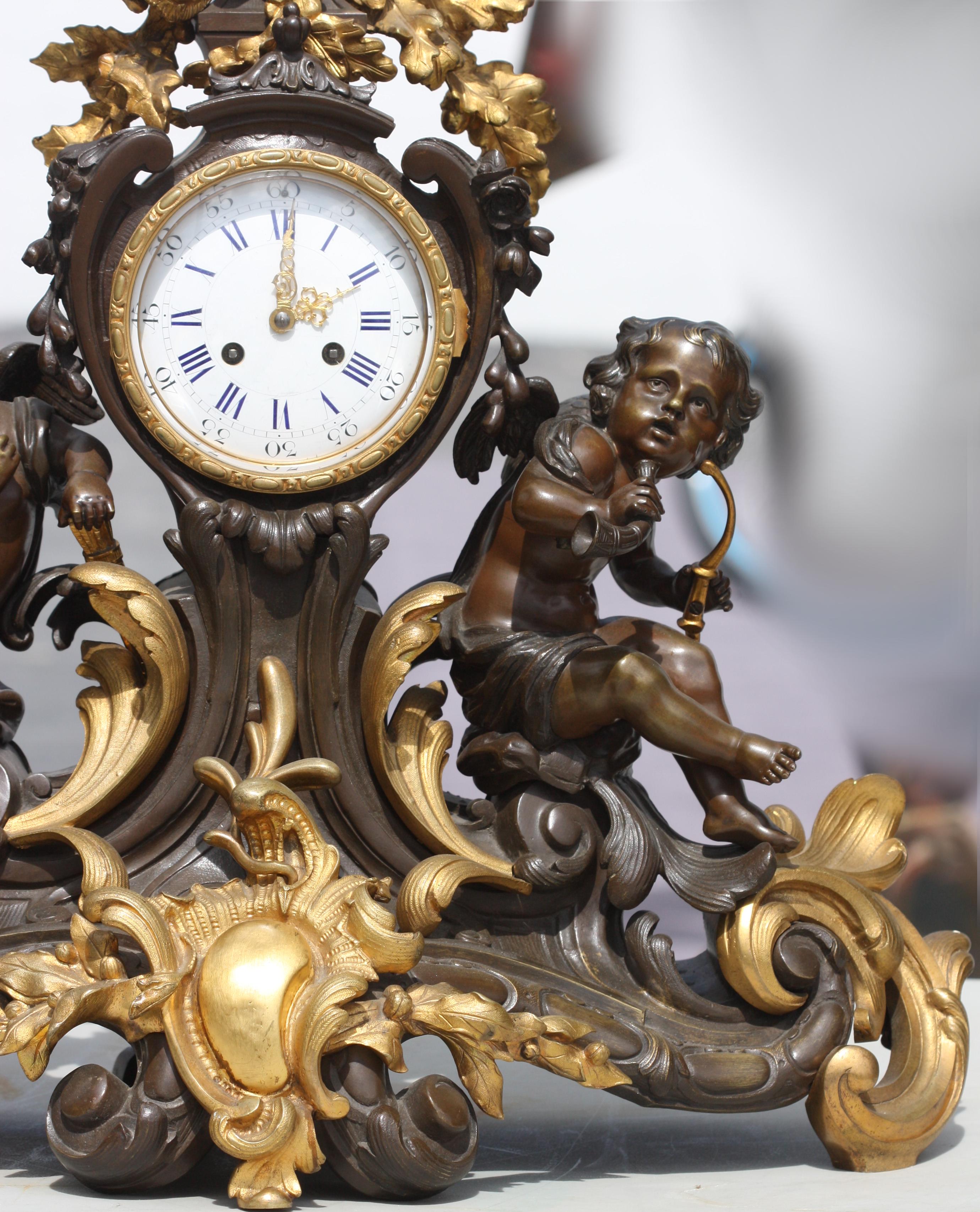 Inizio XX secolo Grande orologio da camino in stile Luigi XV in bronzo patinato e dorato in vendita