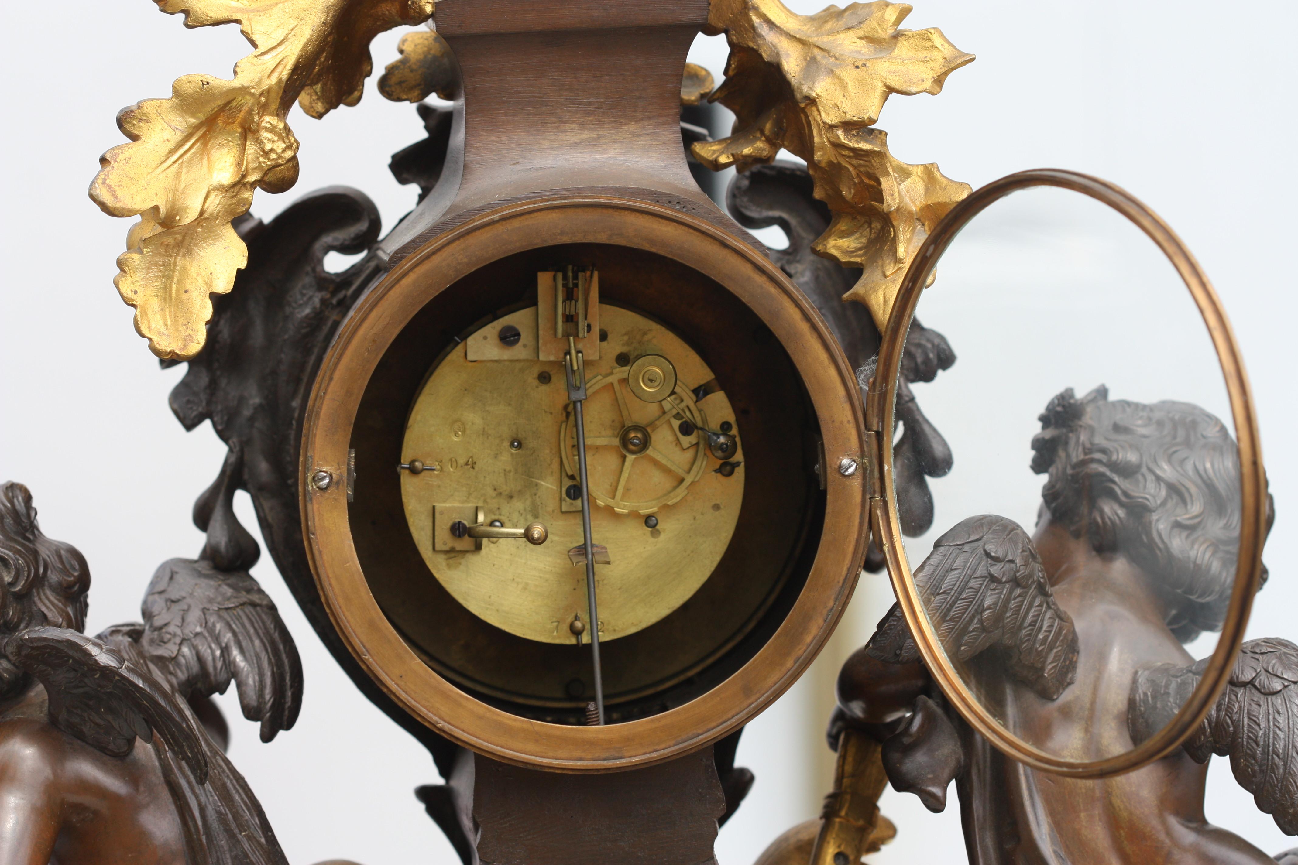 Grande orologio da camino in stile Luigi XV in bronzo patinato e dorato in vendita 1