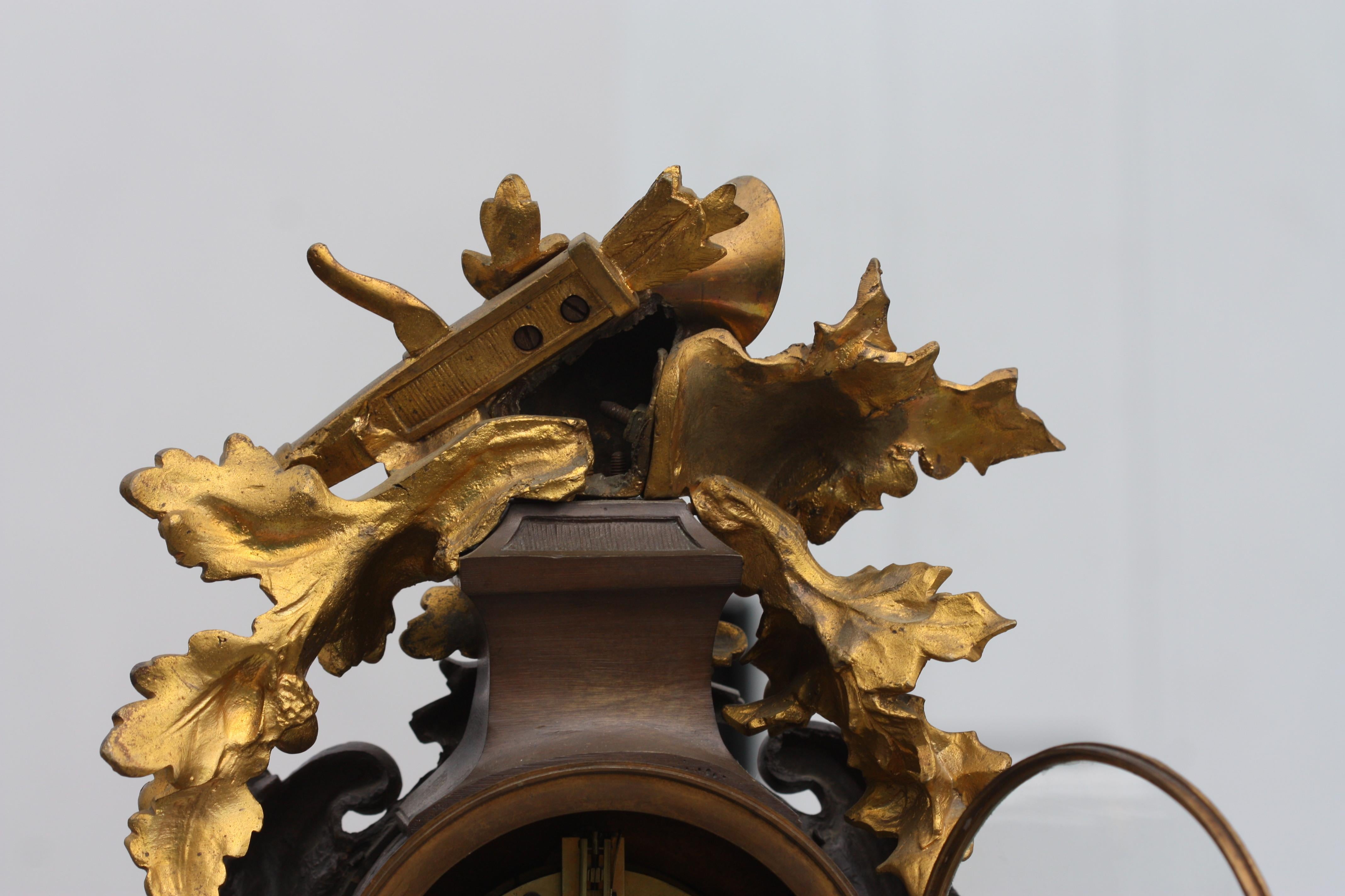 Grande orologio da camino in stile Luigi XV in bronzo patinato e dorato in vendita 3