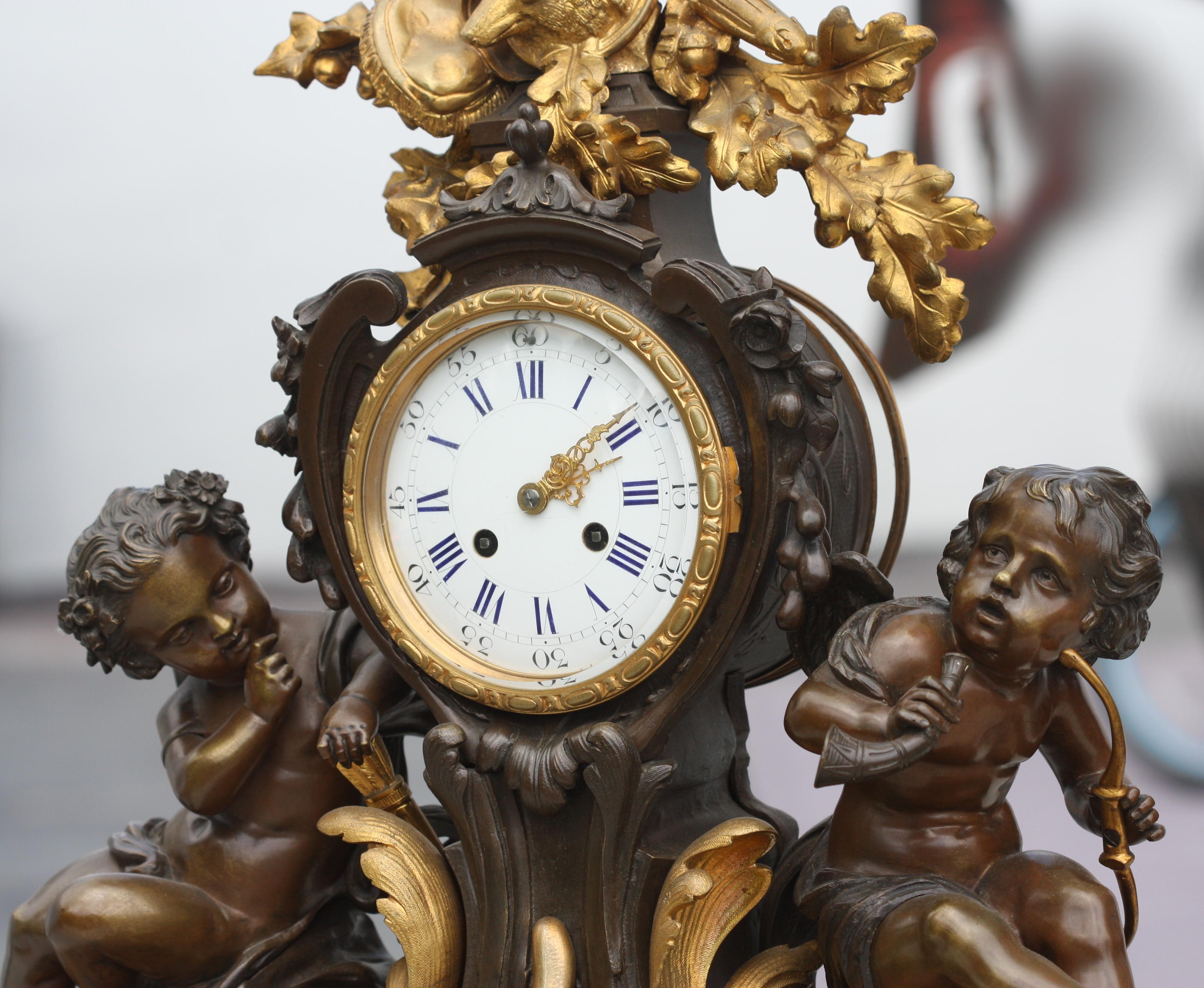 Grande orologio da camino in stile Luigi XV in bronzo patinato e dorato in vendita 4