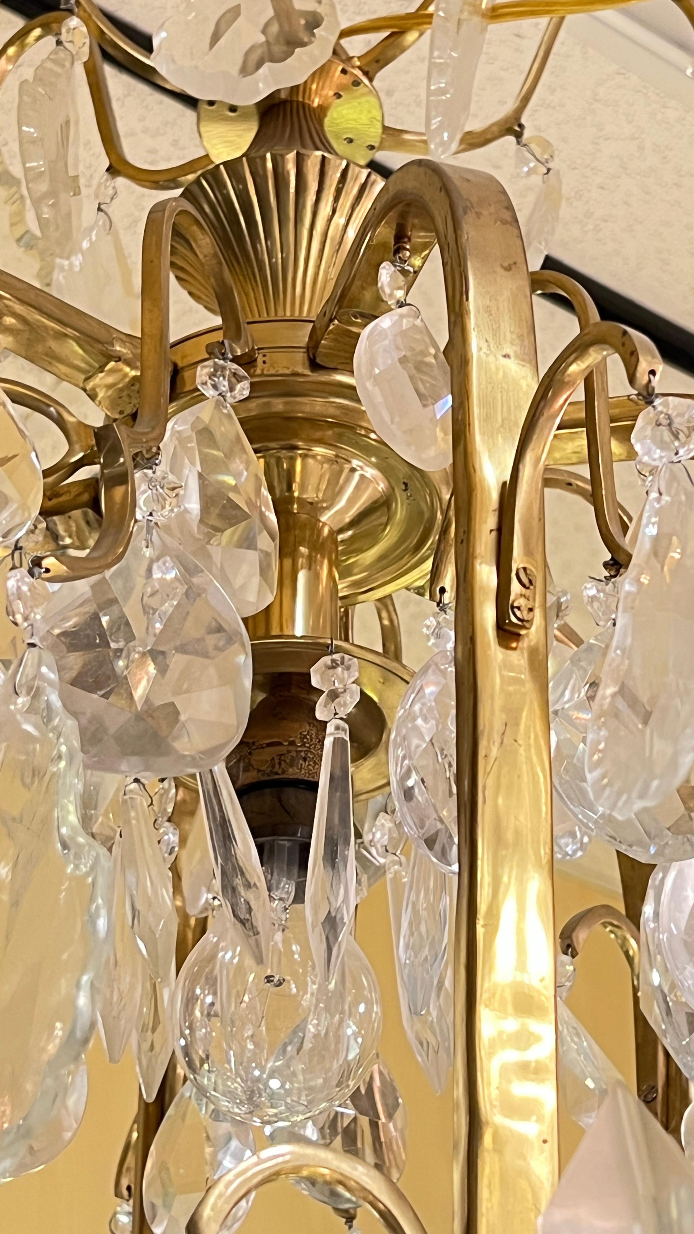 Grand lustre de style Louis XV à 12 bras en bronze doré et cristal en vente 4