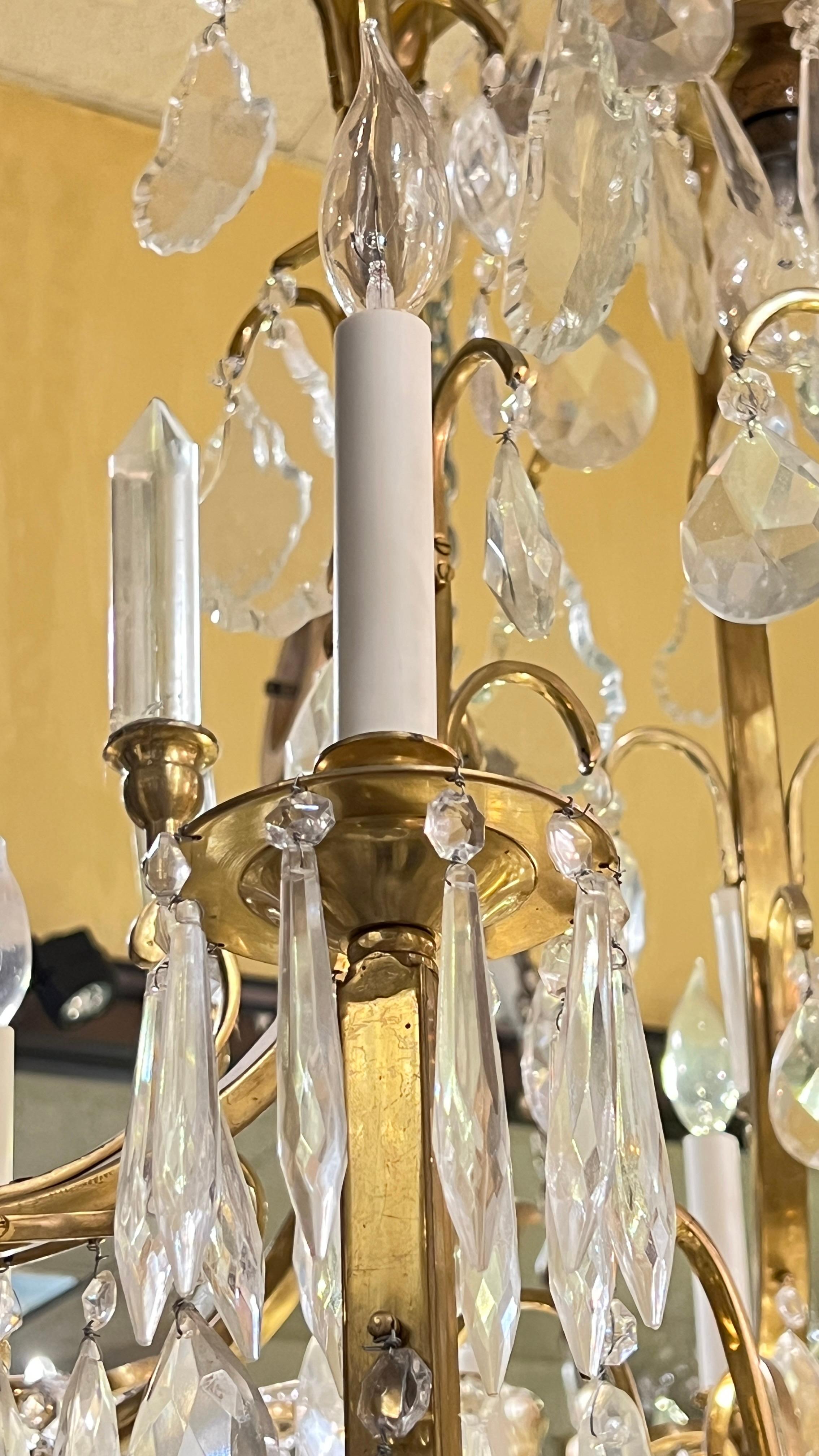 Grand lustre de style Louis XV à 12 bras en bronze doré et cristal en vente 5