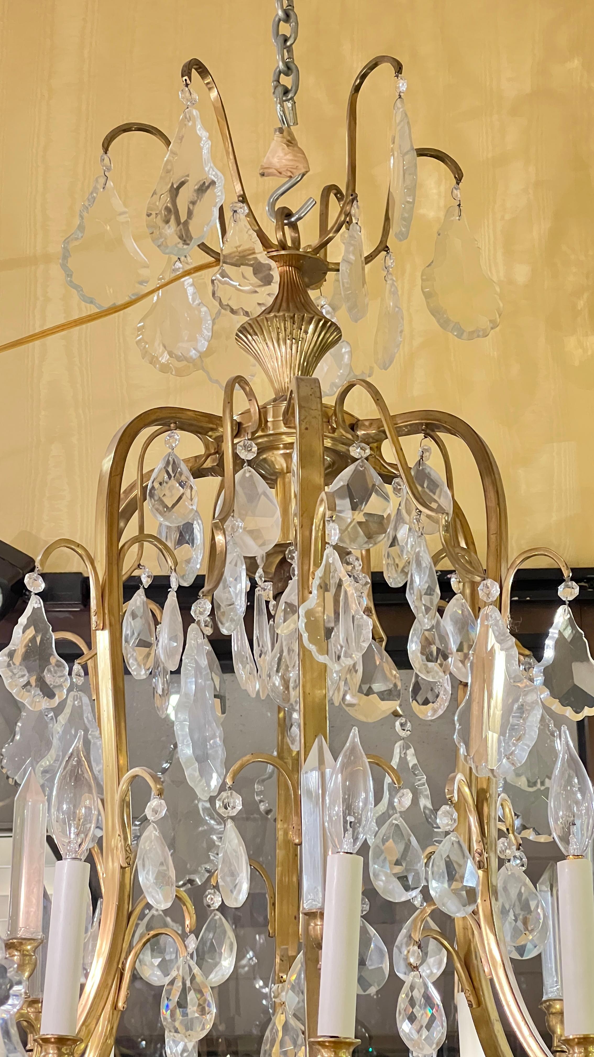 Grand lustre de style Louis XV à 12 bras en bronze doré et cristal en vente 6
