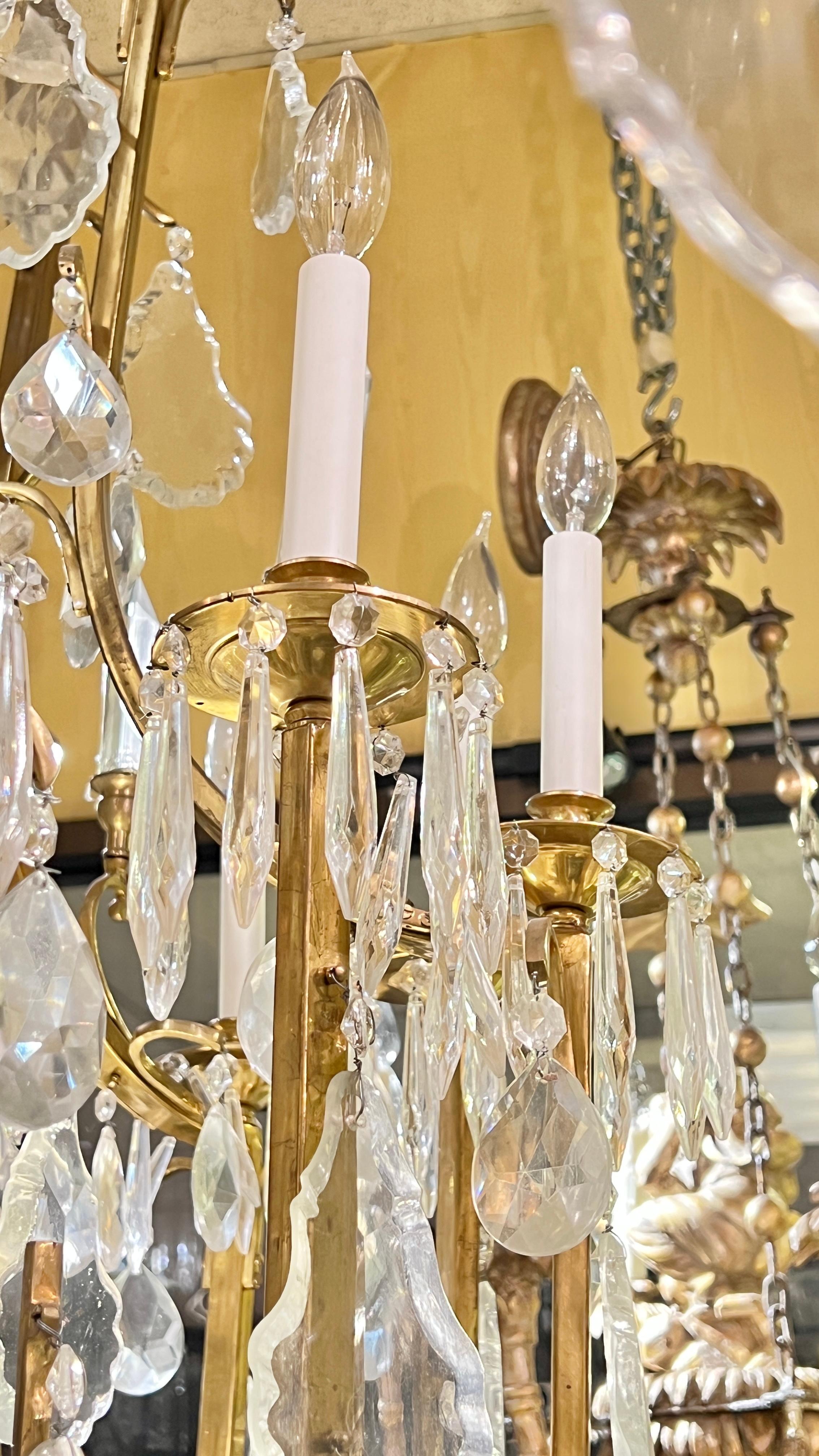 Bronze Grand lustre de style Louis XV à 12 bras en bronze doré et cristal en vente