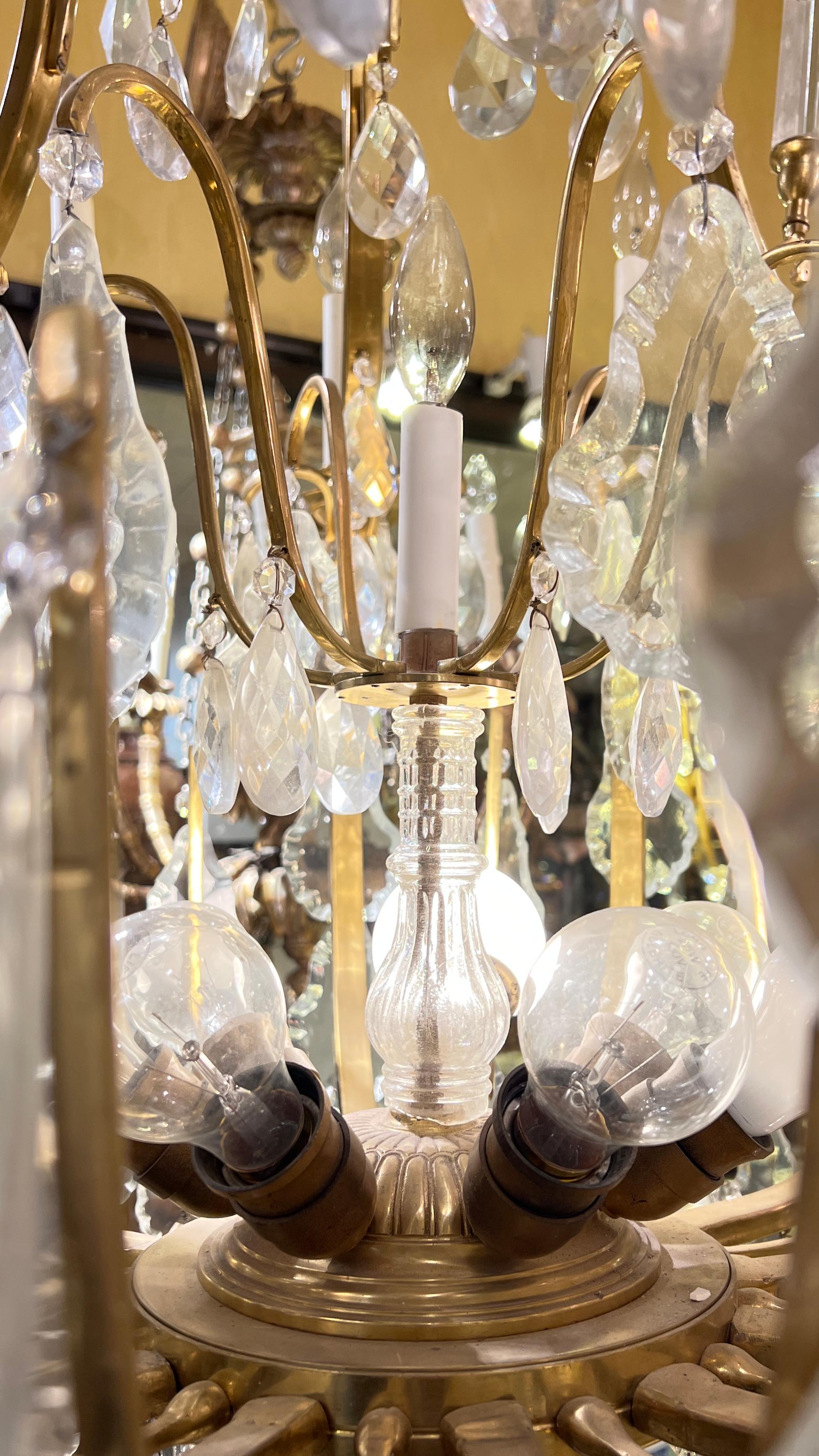 Grand lustre de style Louis XV à 12 bras en bronze doré et cristal en vente 1