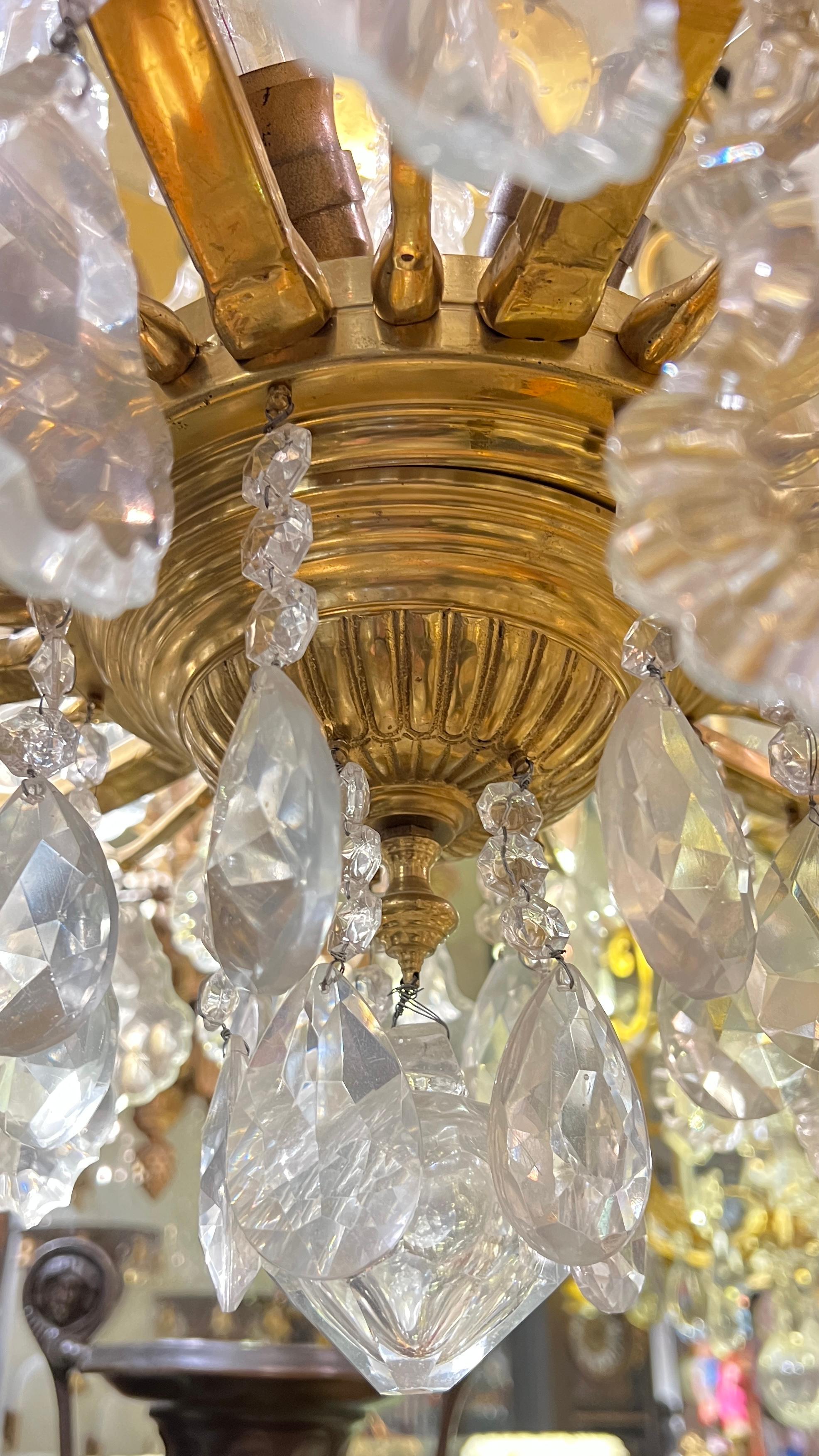 Grand lustre de style Louis XV à 12 bras en bronze doré et cristal en vente 2