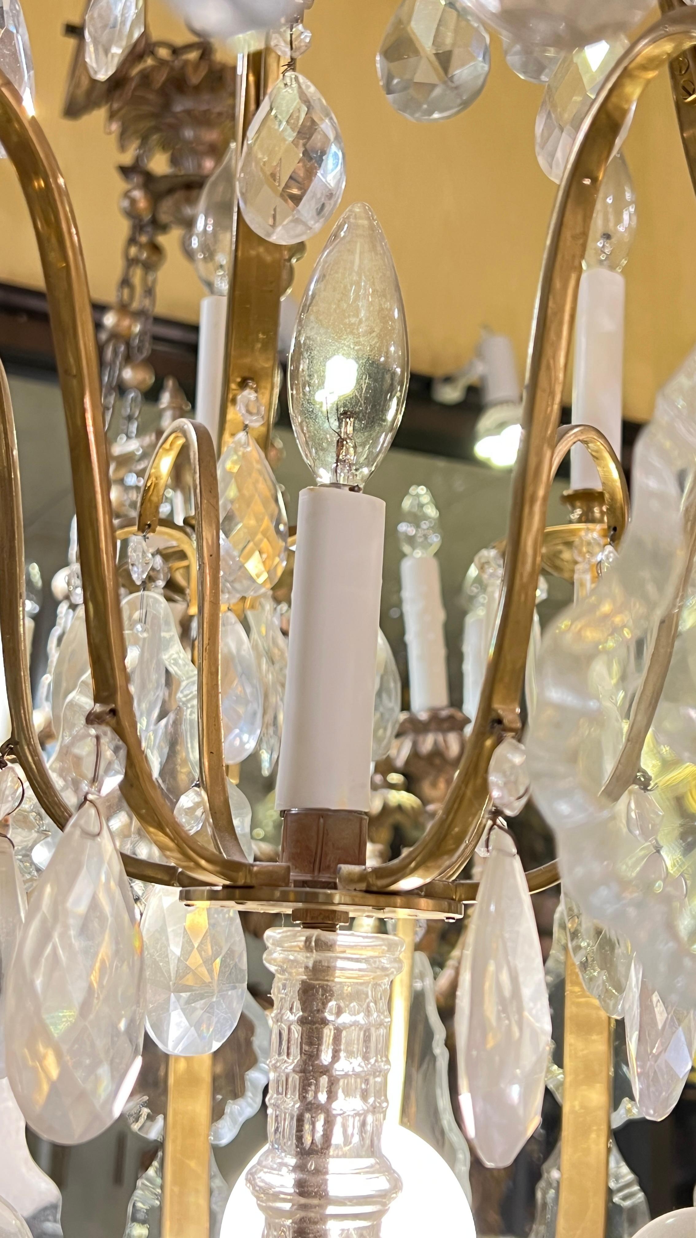 Grand lustre de style Louis XV à 12 bras en bronze doré et cristal en vente 3