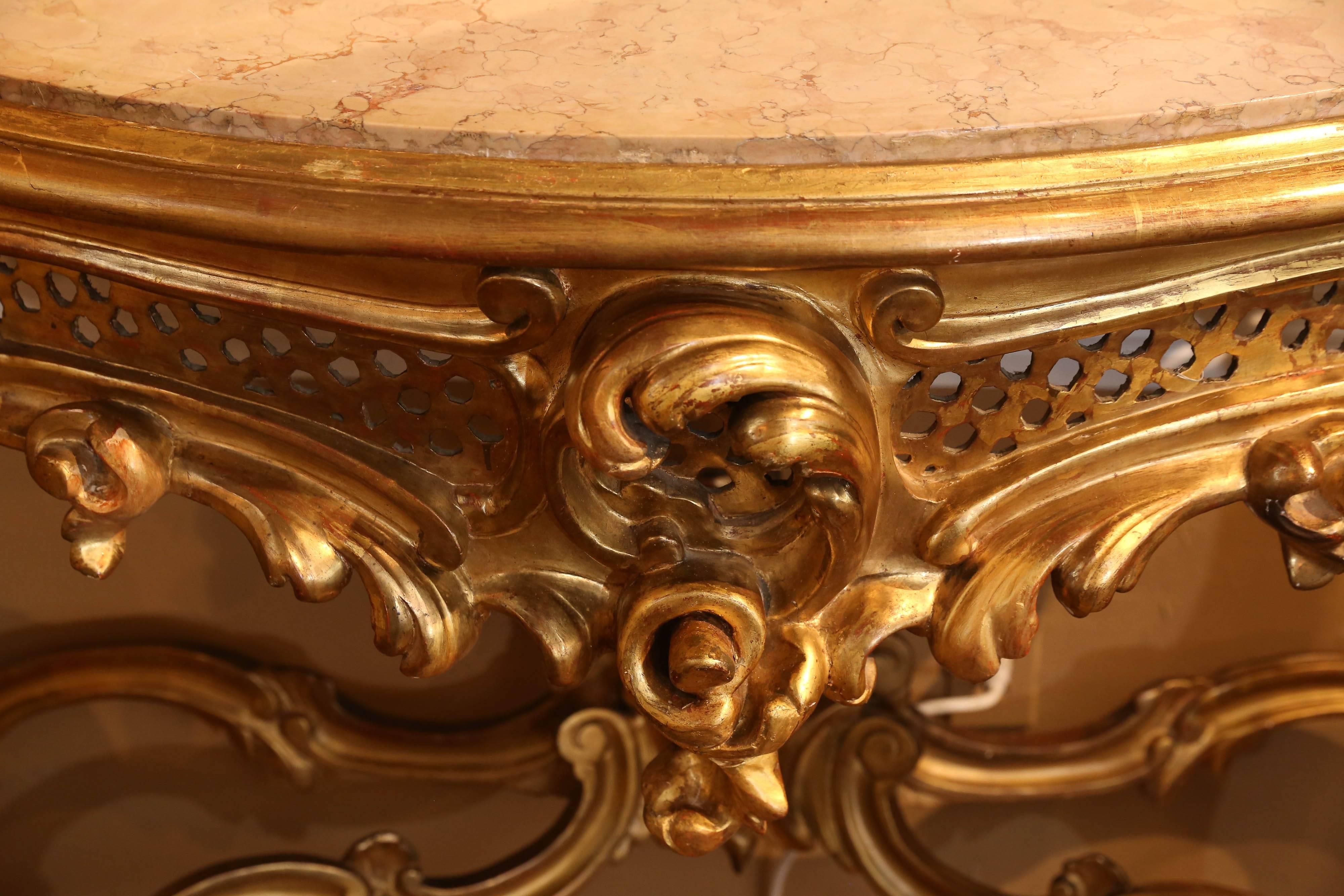 Großer Konsolentisch aus vergoldetem Holz im Louis-XV-Stil:: 19. Jahrhundert mit Marmorplatte im Zustand „Hervorragend“ im Angebot in Houston, TX