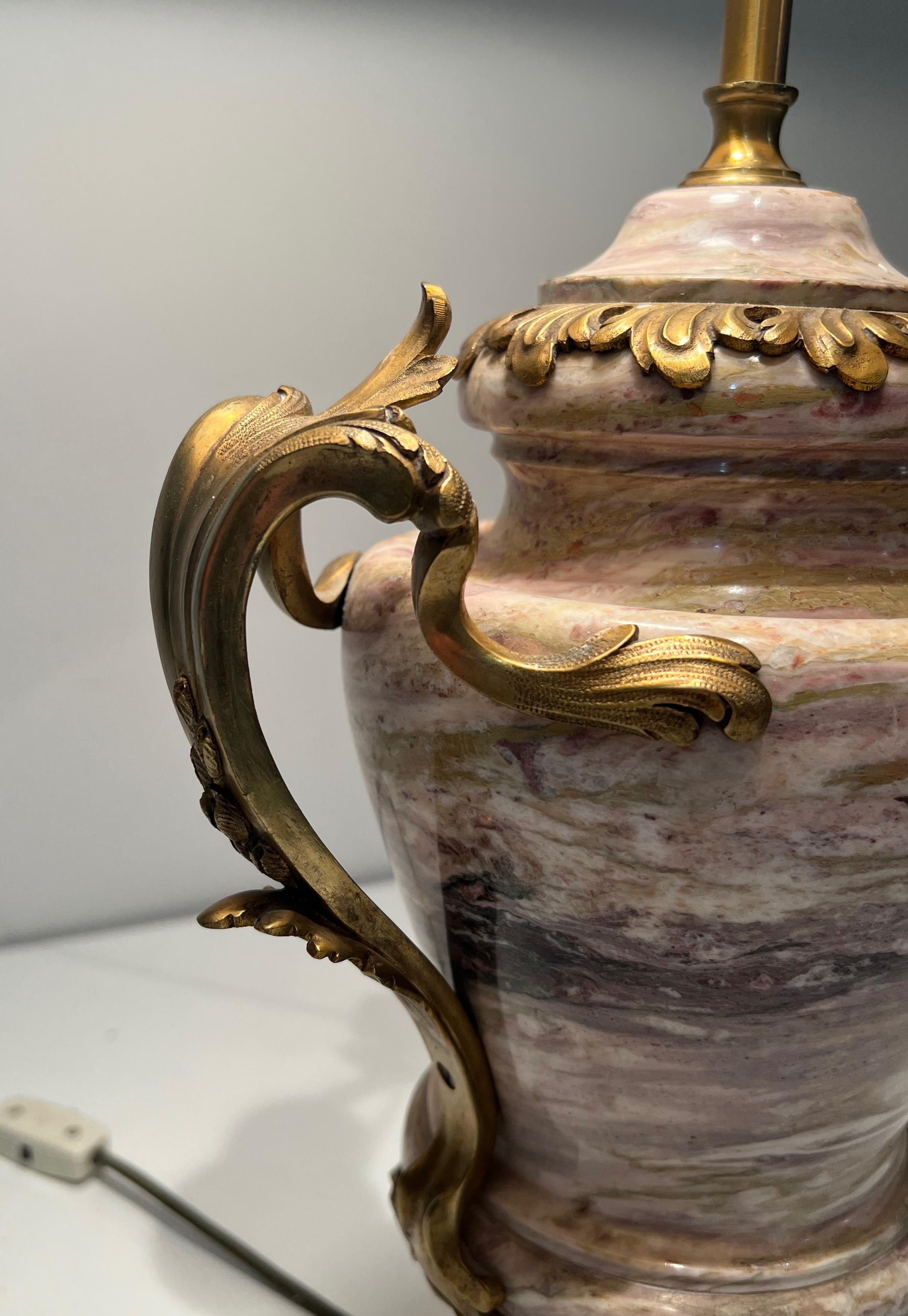 Gran Lámpara Estilo Luis XV de Mármol y Decorada con Bronce Decorativo en venta 5