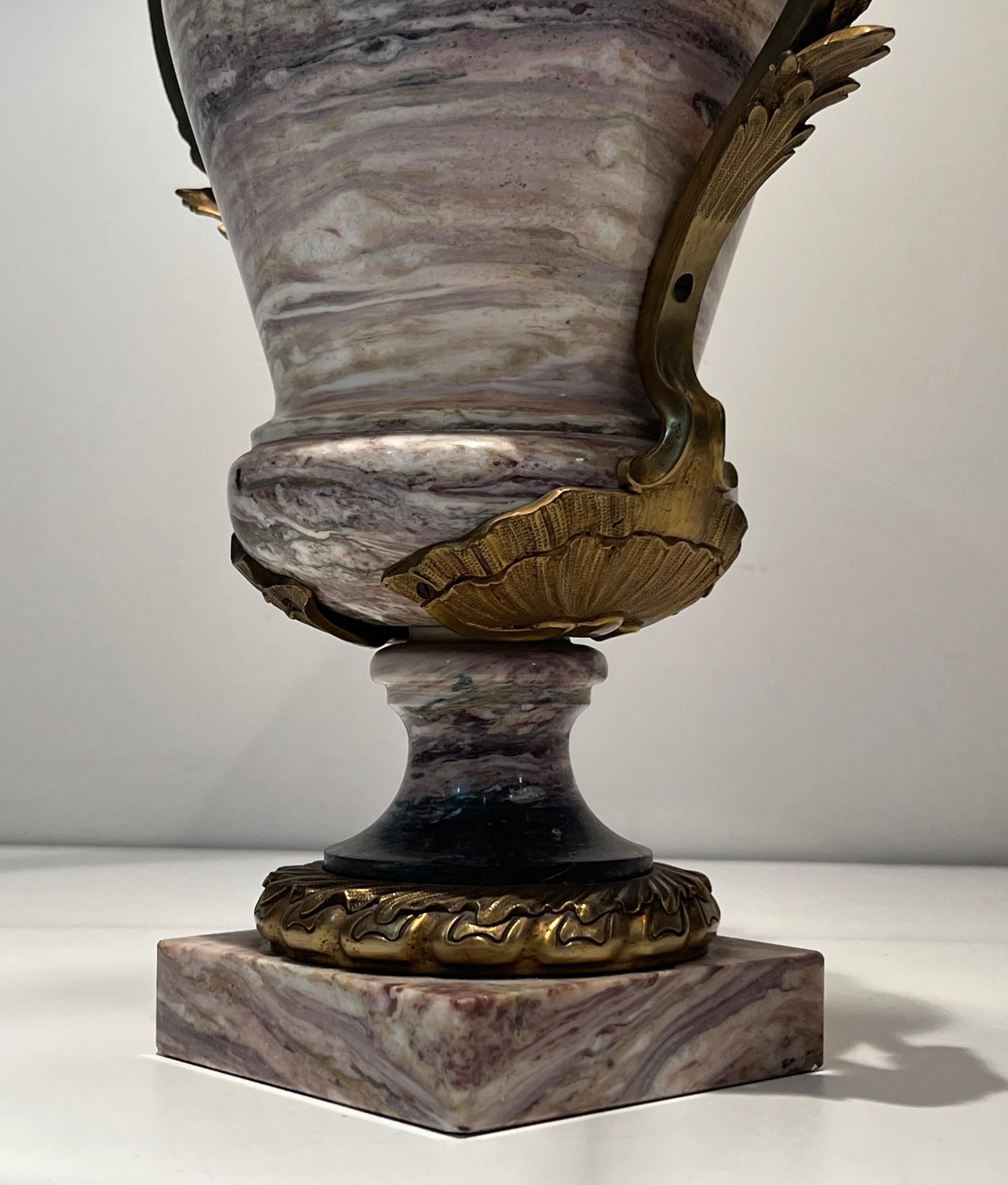 Gran Lámpara Estilo Luis XV de Mármol y Decorada con Bronce Decorativo en venta 6