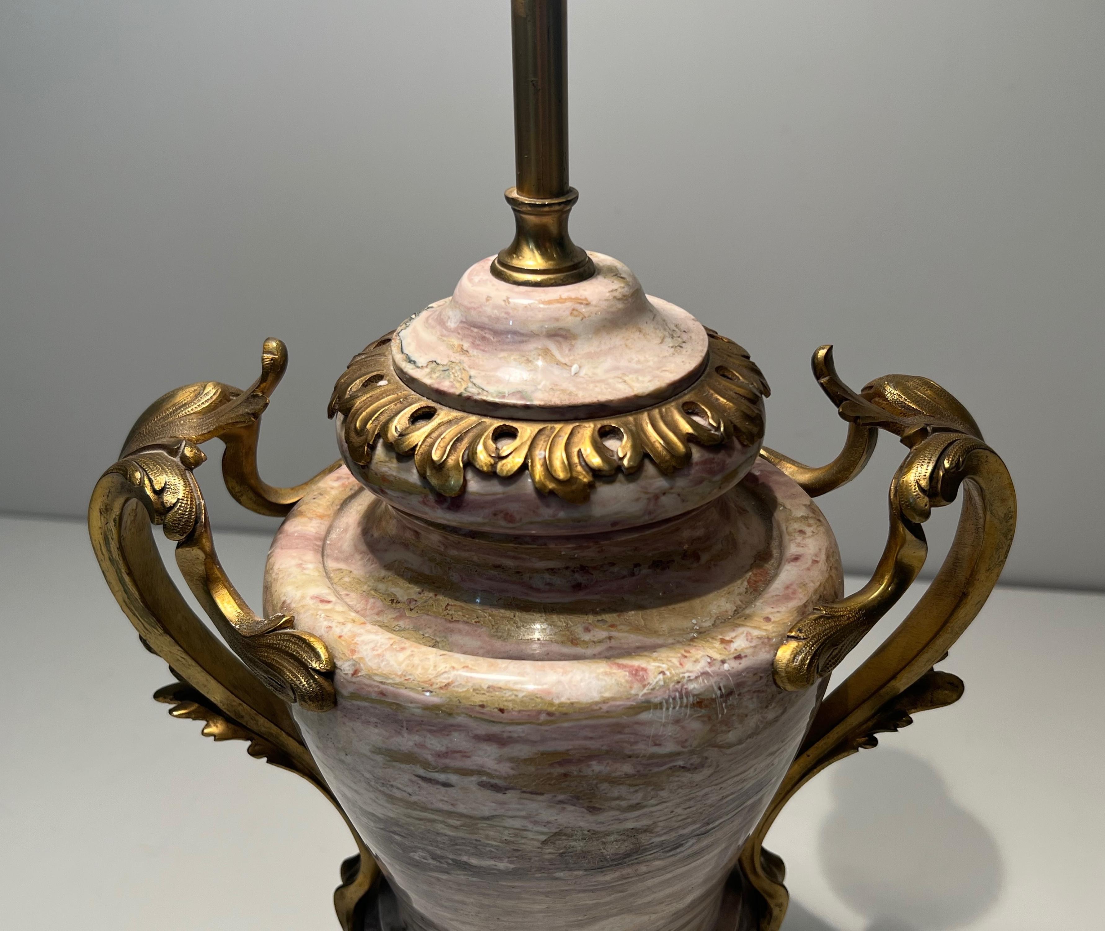 Gran Lámpara Estilo Luis XV de Mármol y Decorada con Bronce Decorativo en venta 9