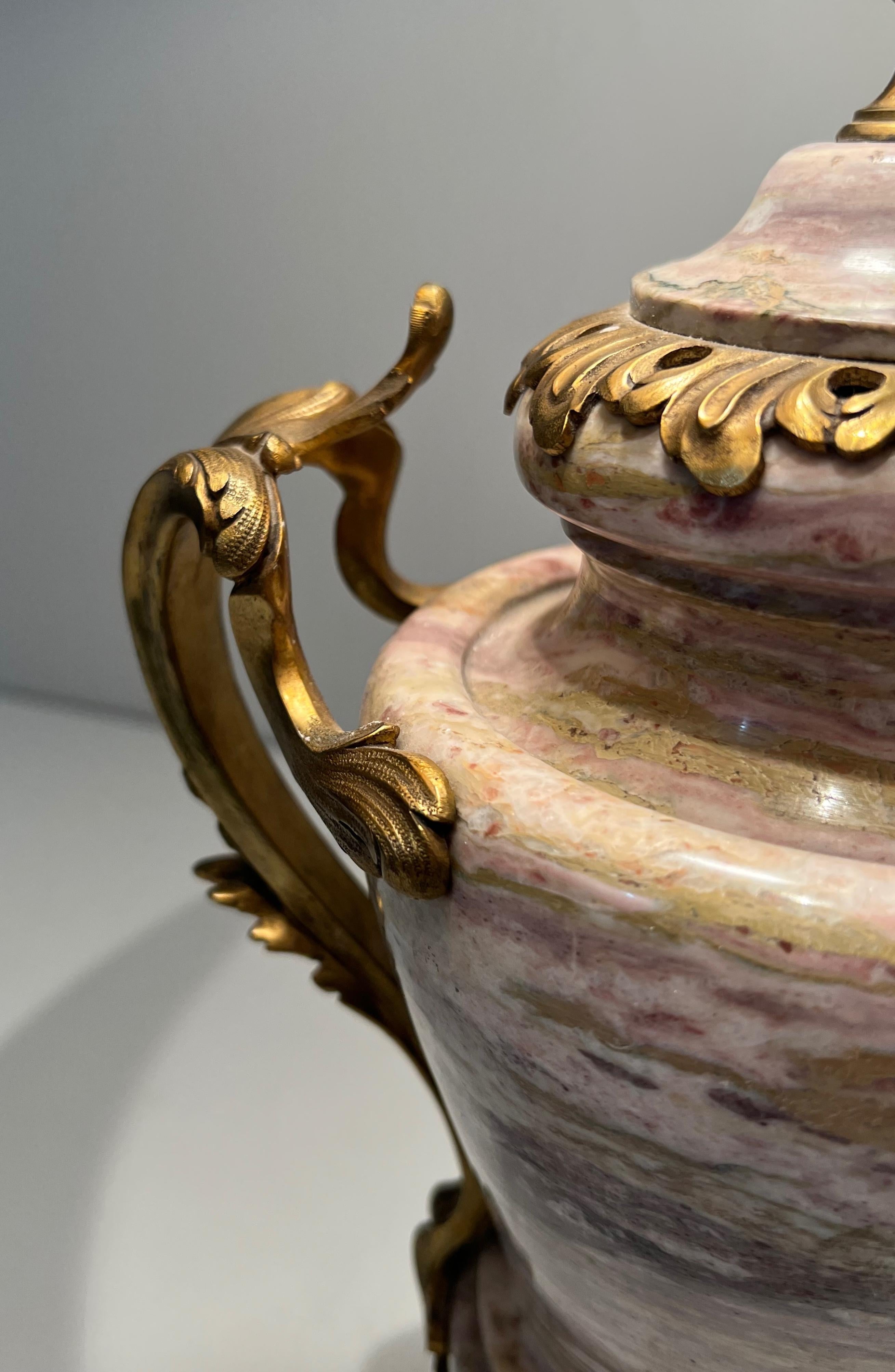 Gran Lámpara Estilo Luis XV de Mármol y Decorada con Bronce Decorativo en venta 10