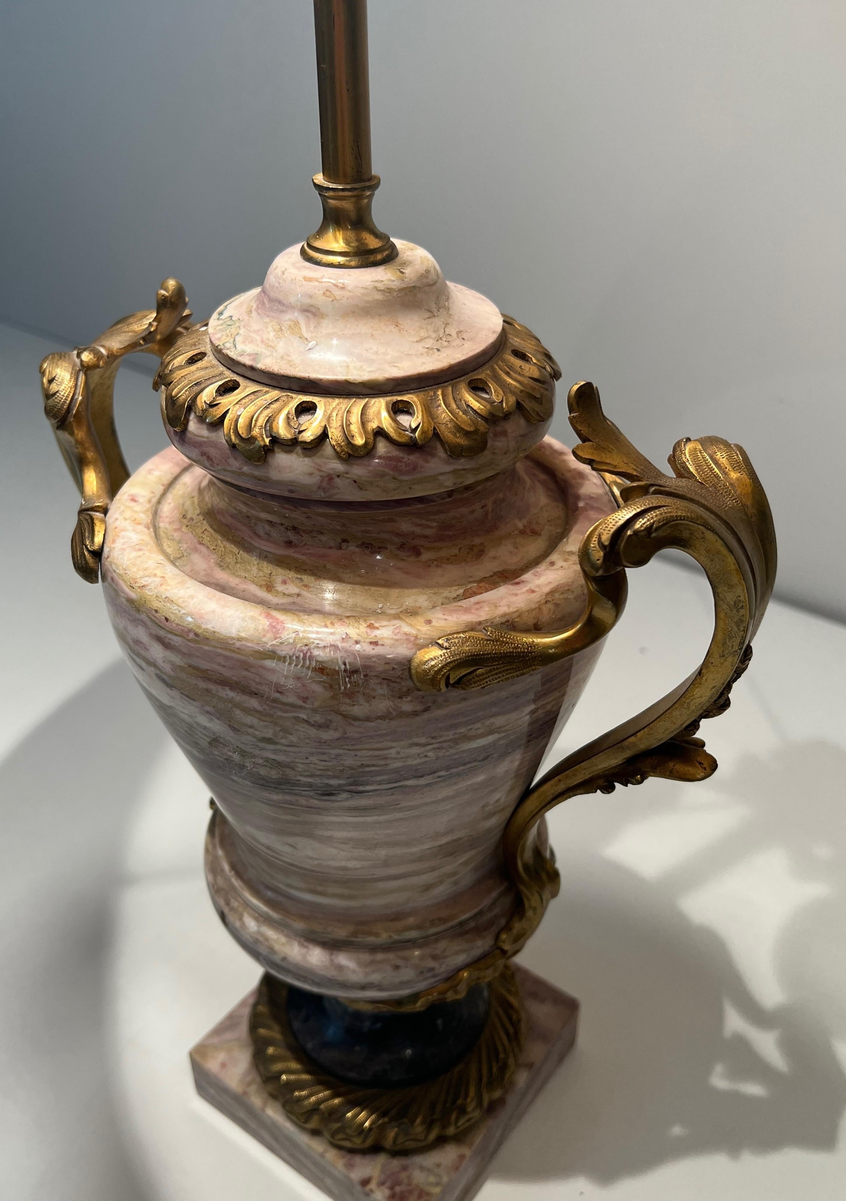 Gran Lámpara Estilo Luis XV de Mármol y Decorada con Bronce Decorativo en venta 11