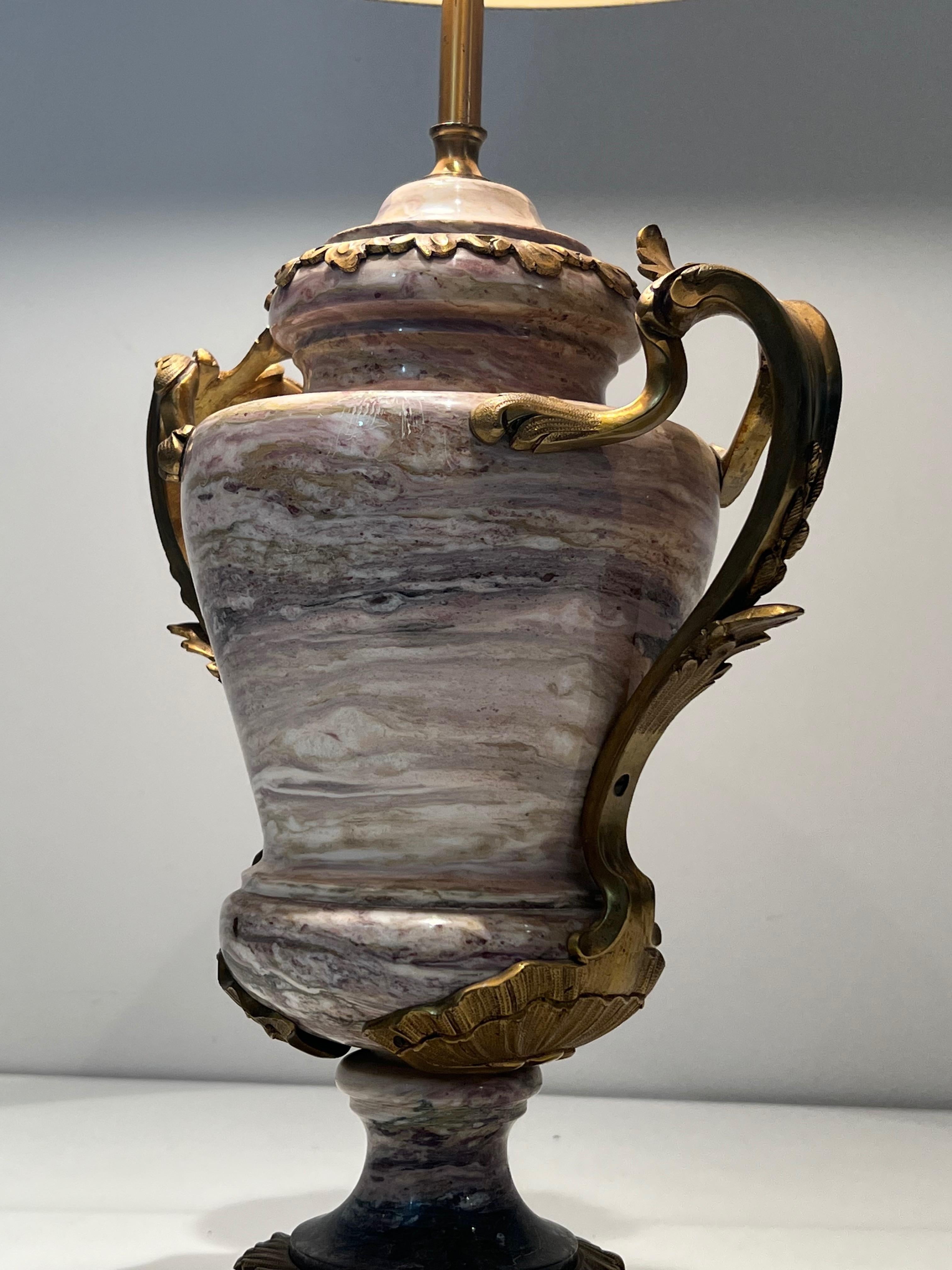 Gran Lámpara Estilo Luis XV de Mármol y Decorada con Bronce Decorativo en venta 12