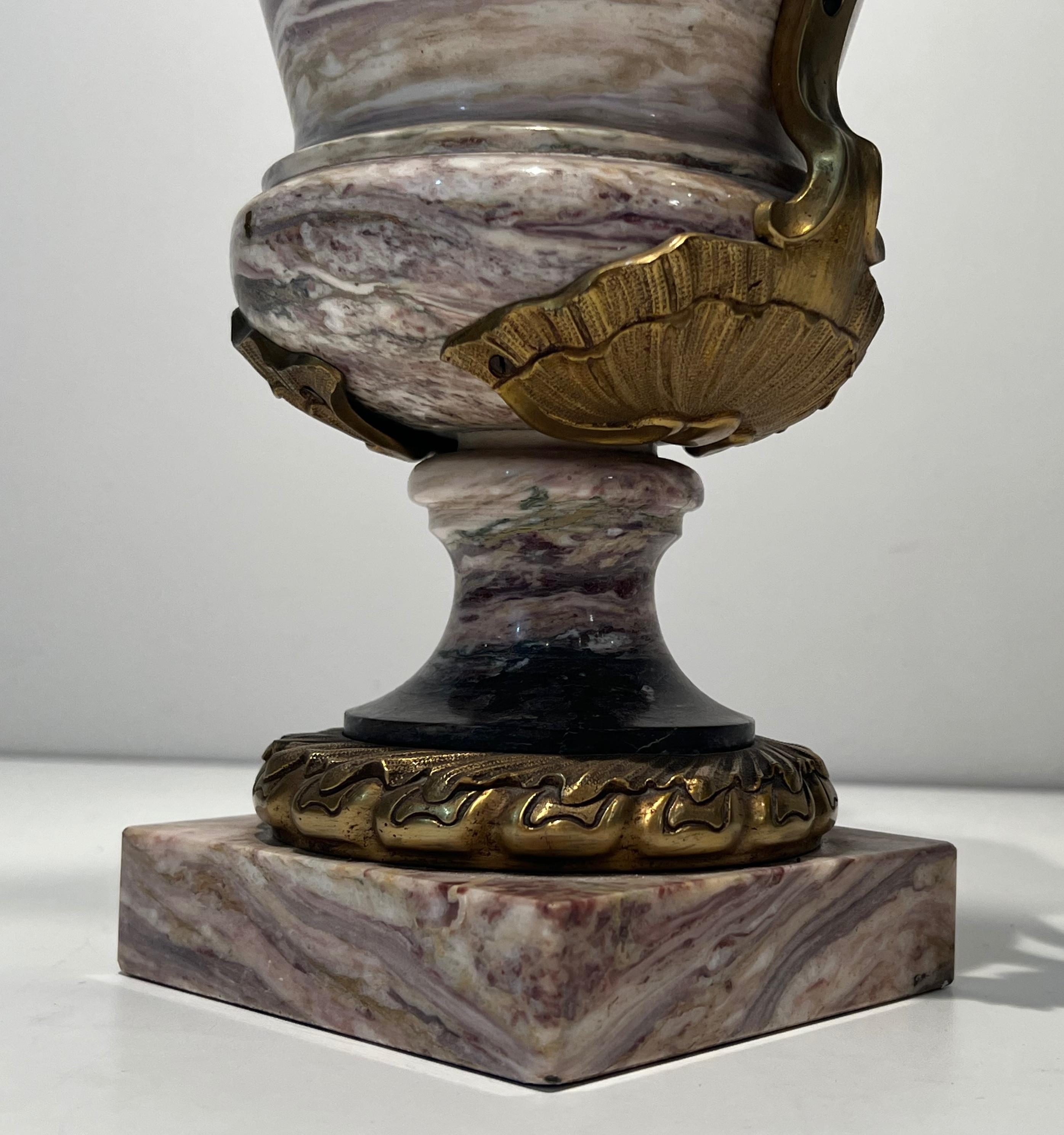 Gran Lámpara Estilo Luis XV de Mármol y Decorada con Bronce Decorativo en venta 14