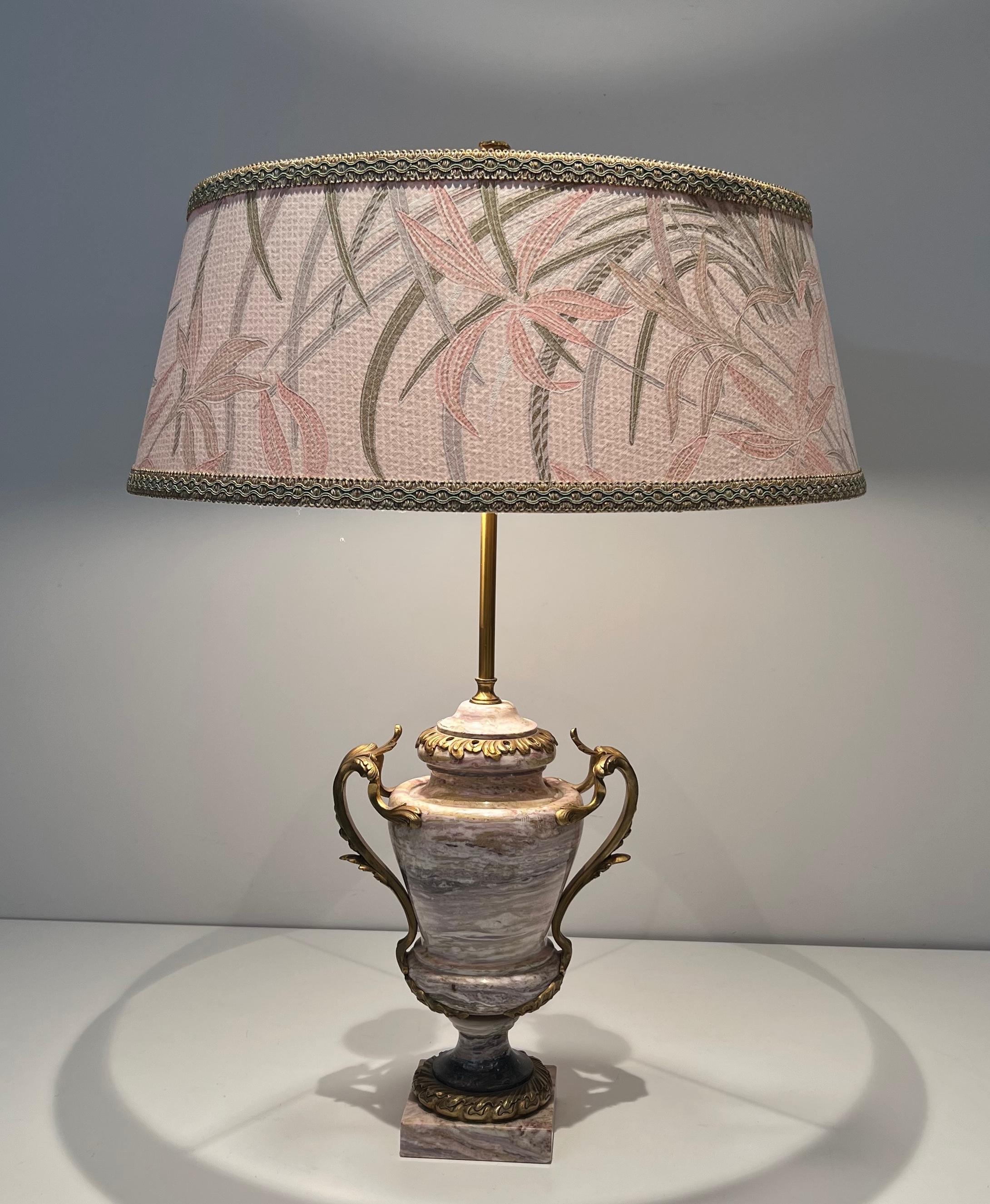 Esta Importante lámpara de mármol está decorada con una corona de bronce en la base, grandes asas de conchas y hojas de acanto y rematada con un elemento decorativo floral. Se trata de una pieza muy bonita y de muy buena calidad. Se trata de una